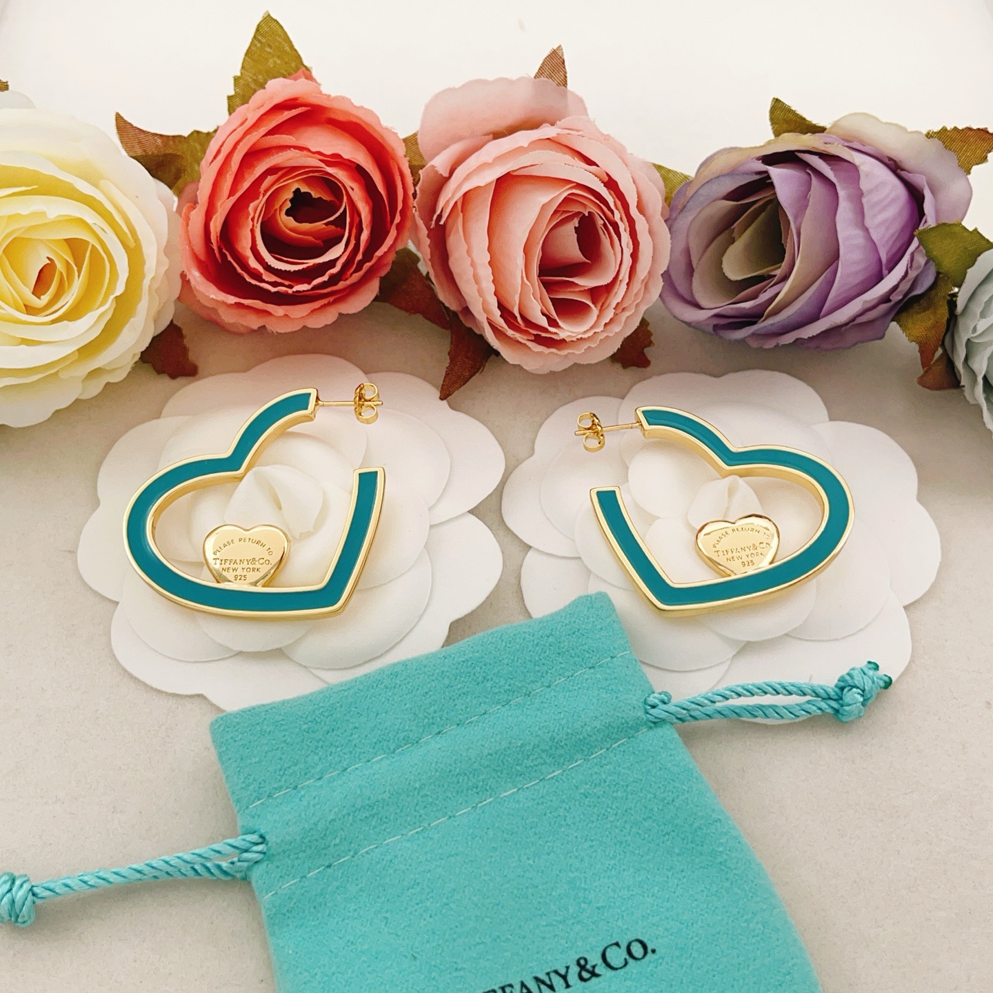 【Tiffany*帝芙尼最新款🆕🆕金色绿爱心耳钉】一致官网黄铜材质，非常的上镜‼️设计很特别值得入手。高