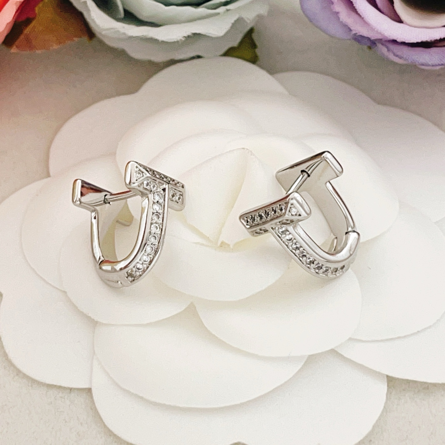 【Tiffany*帝芙尼最新款🆕🆕银色镶钻马蹄耳钉】一致官网黄铜材质，非常的上镜‼️设计很特别值得入手。