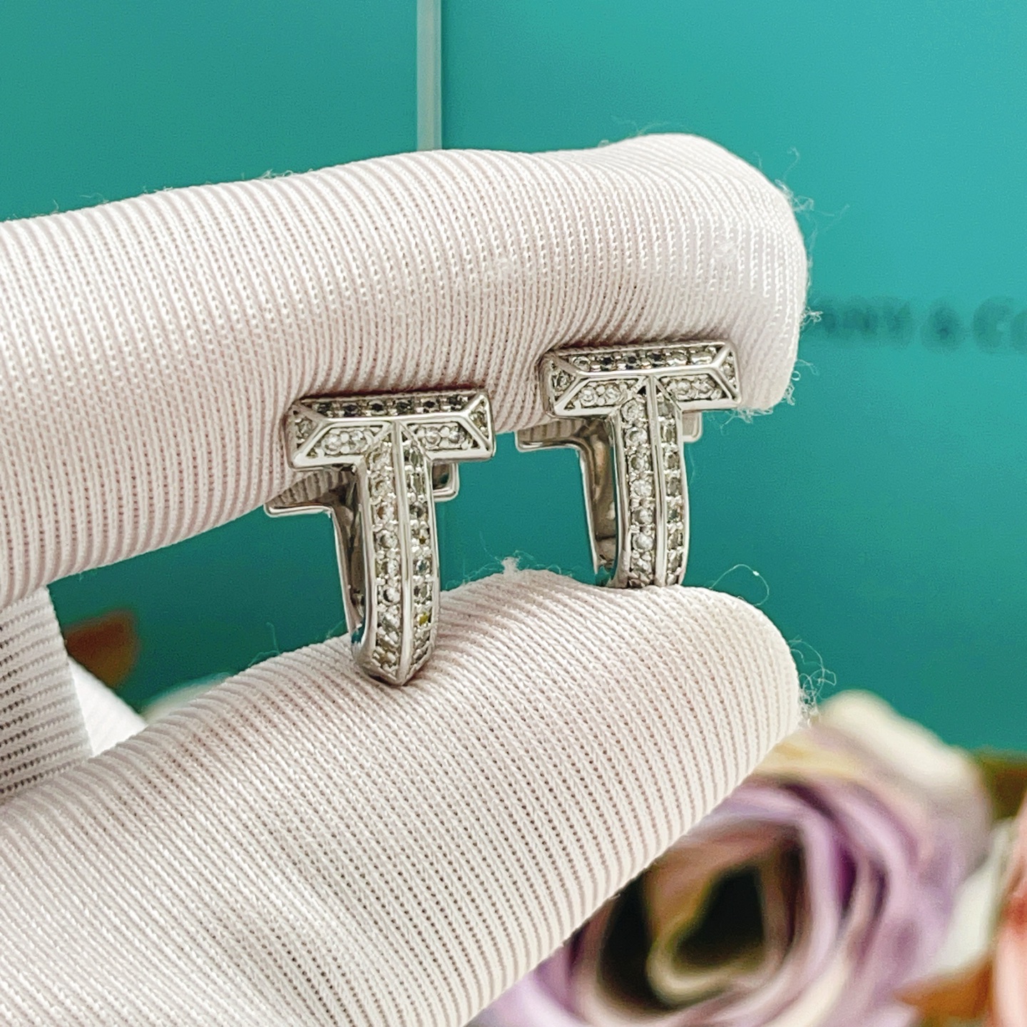 【Tiffany*帝芙尼最新款🆕🆕银色镶钻马蹄耳钉】一致官网黄铜材质，非常的上镜‼️设计很特别值得入手。