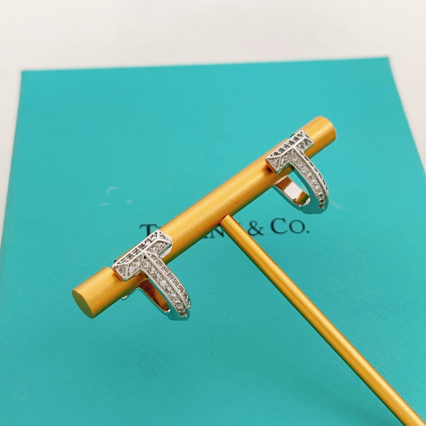 【Tiffany*帝芙尼最新款🆕🆕银色镶钻马蹄耳钉】一致官网黄铜材质，非常的上镜‼️设计很特别值得入手。