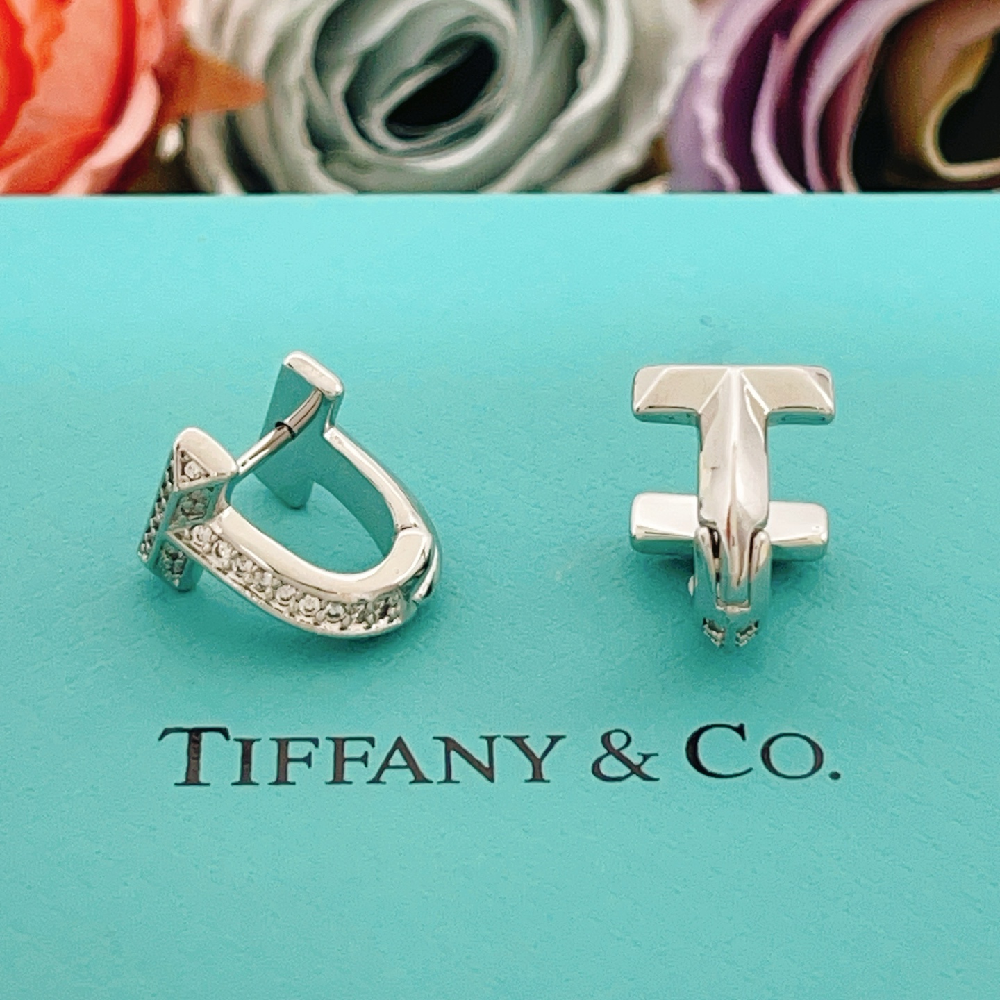 【Tiffany*帝芙尼最新款🆕🆕银色镶钻马蹄耳钉】一致官网黄铜材质，非常的上镜‼️设计很特别值得入手。