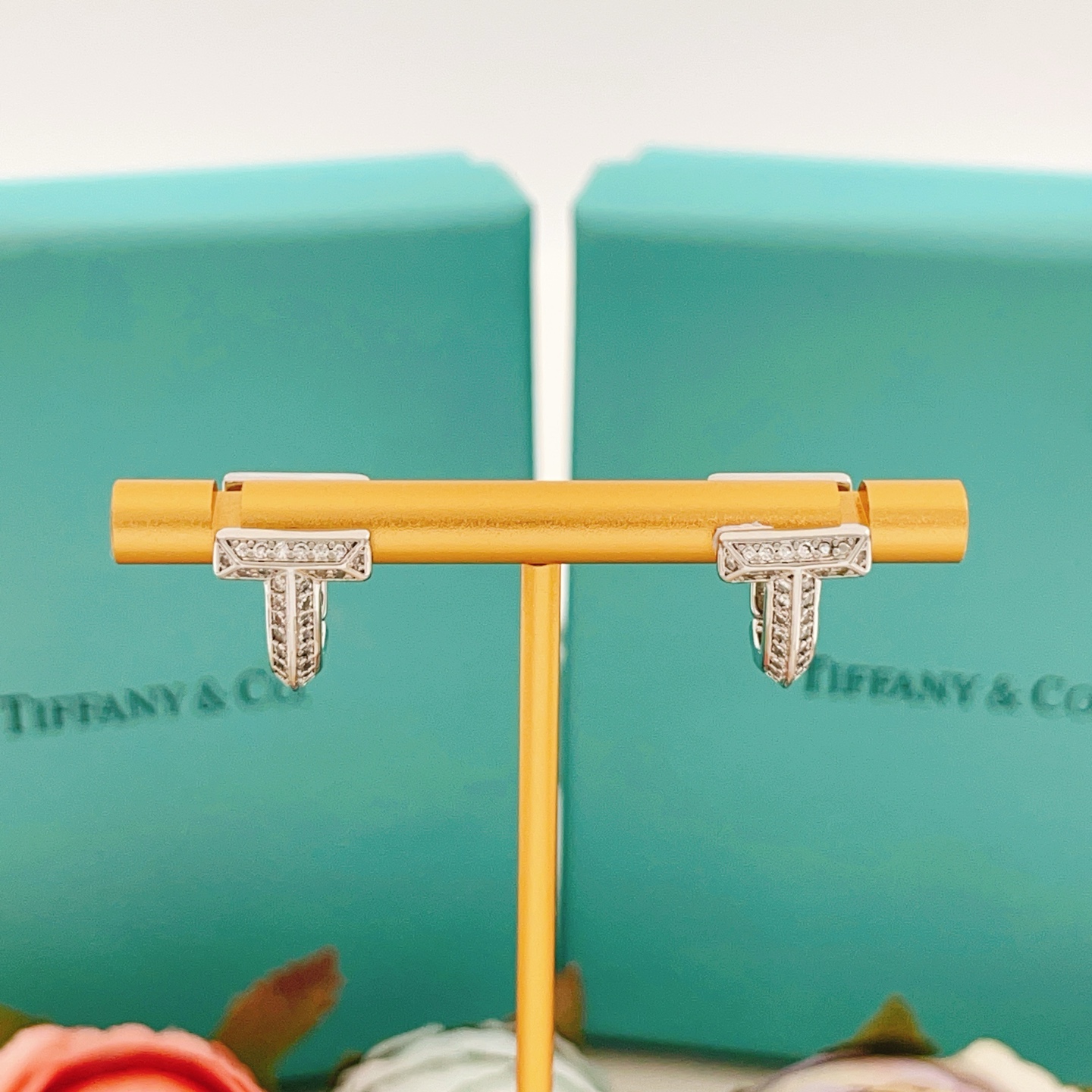 【Tiffany*帝芙尼最新款🆕🆕银色镶钻马蹄耳钉】一致官网黄铜材质，非常的上镜‼️设计很特别值得入手。