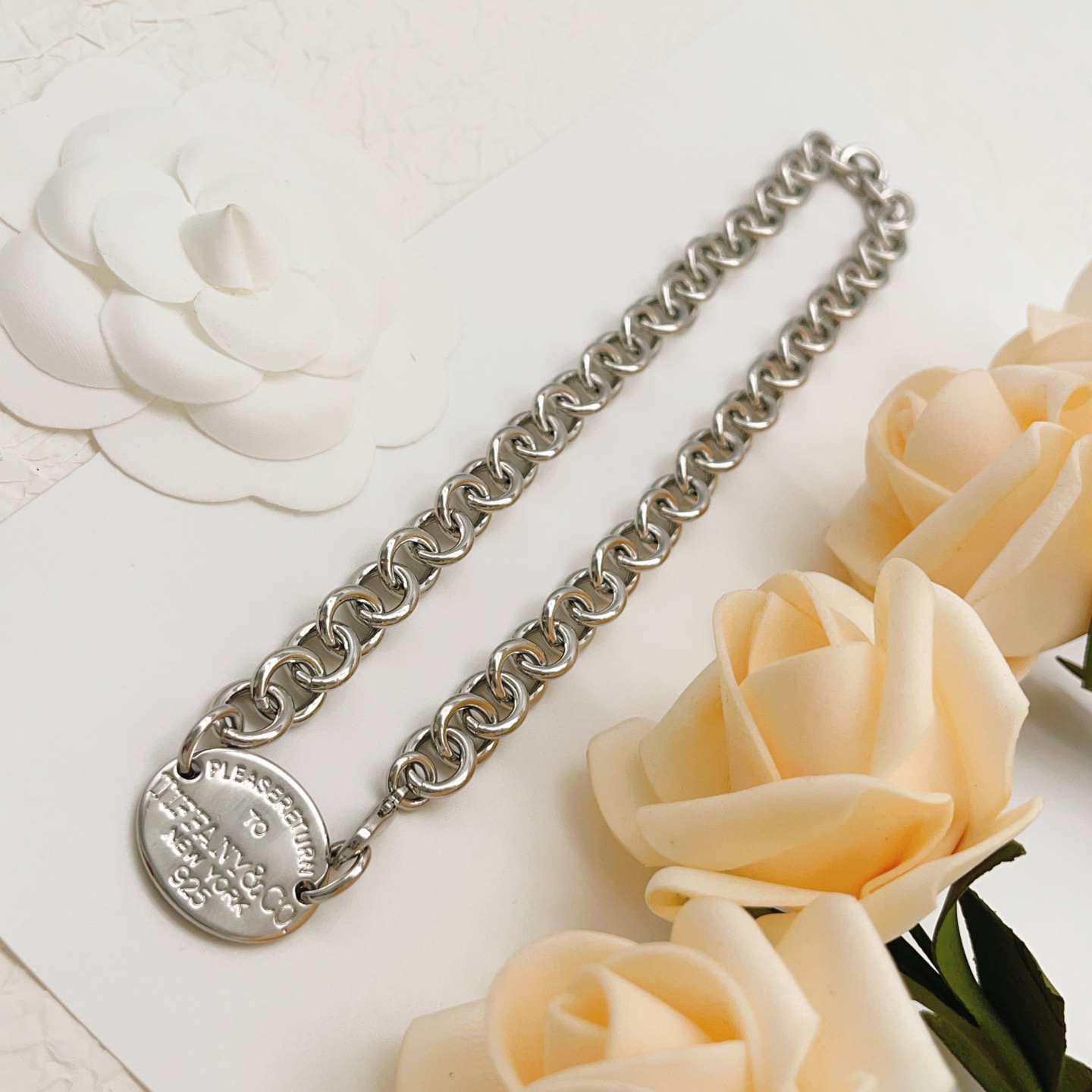 【Tiffany*帝芙尼最新款🆕🆕银色光面圆形项链】一致官网黄铜材质，非常的上镜‼️设计很特别值得入手。