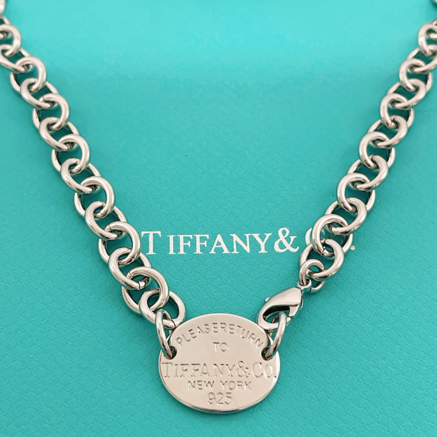 【Tiffany*帝芙尼最新款🆕🆕银色光面圆形项链】一致官网黄铜材质，非常的上镜‼️设计很特别值得入手。