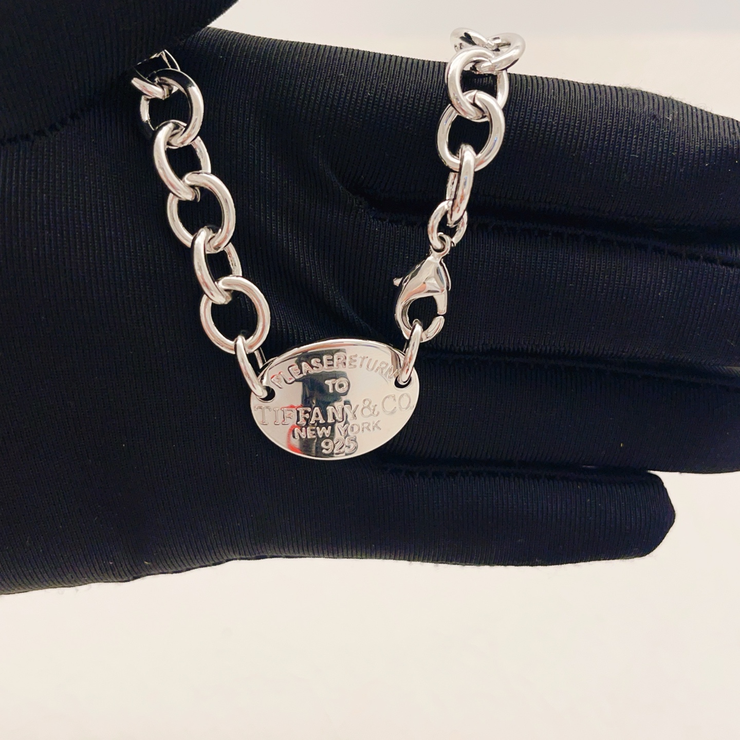 【Tiffany*帝芙尼最新款🆕🆕银色光面圆形项链】一致官网黄铜材质，非常的上镜‼️设计很特别值得入手。