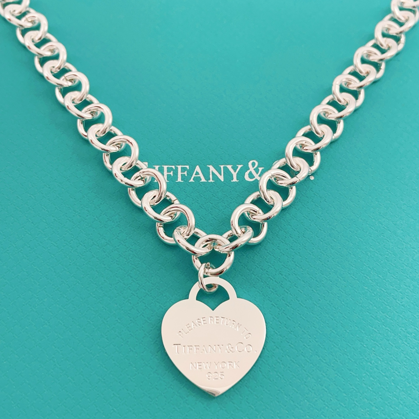 【Tiffany*帝芙尼最新款🆕🆕银色光面爱心项链】一致官网黄铜材质，非常的上镜‼️设计很特别值得入手。