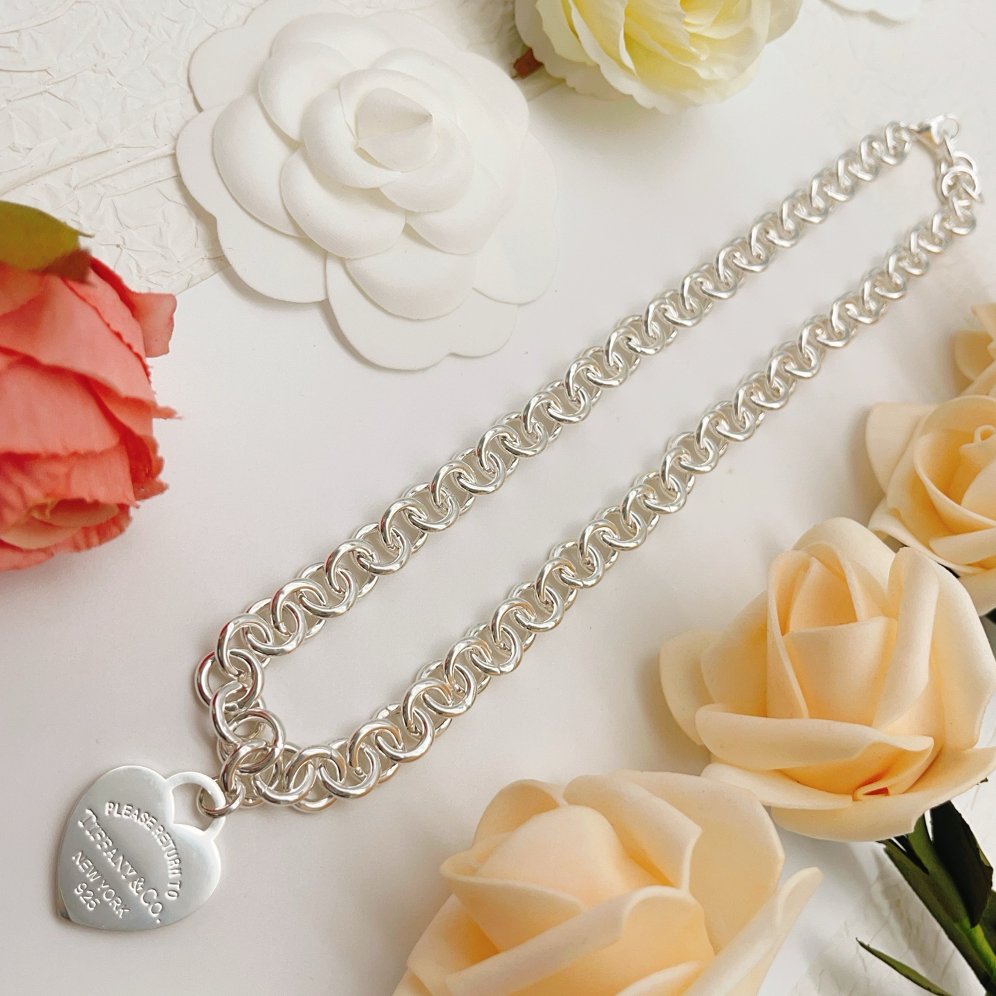 【Tiffany*帝芙尼最新款🆕🆕银色光面爱心项链】一致官网黄铜材质，非常的上镜‼️设计很特别值得入手。