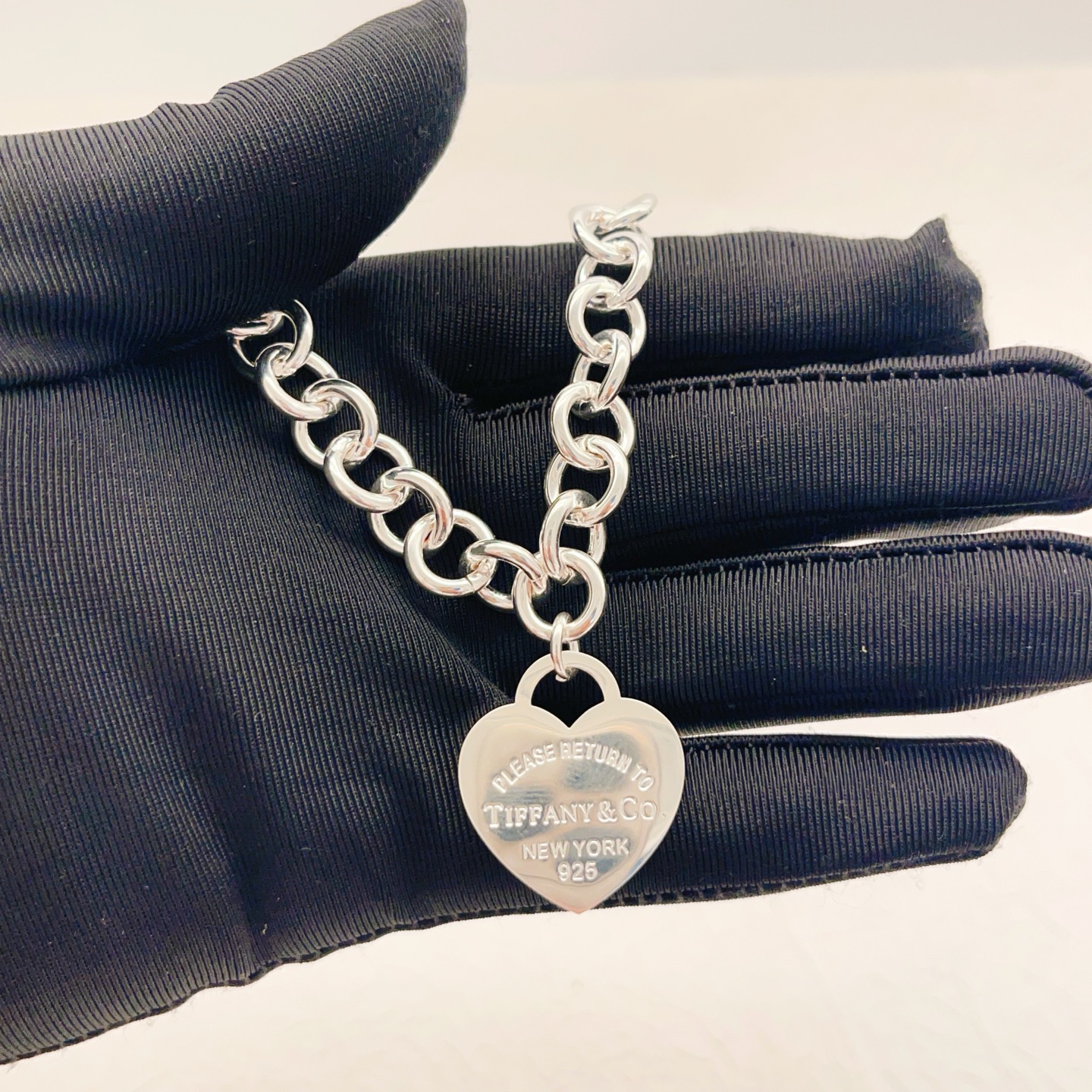 【Tiffany*帝芙尼最新款🆕🆕银色光面爱心项链】一致官网黄铜材质，非常的上镜‼️设计很特别值得入手。