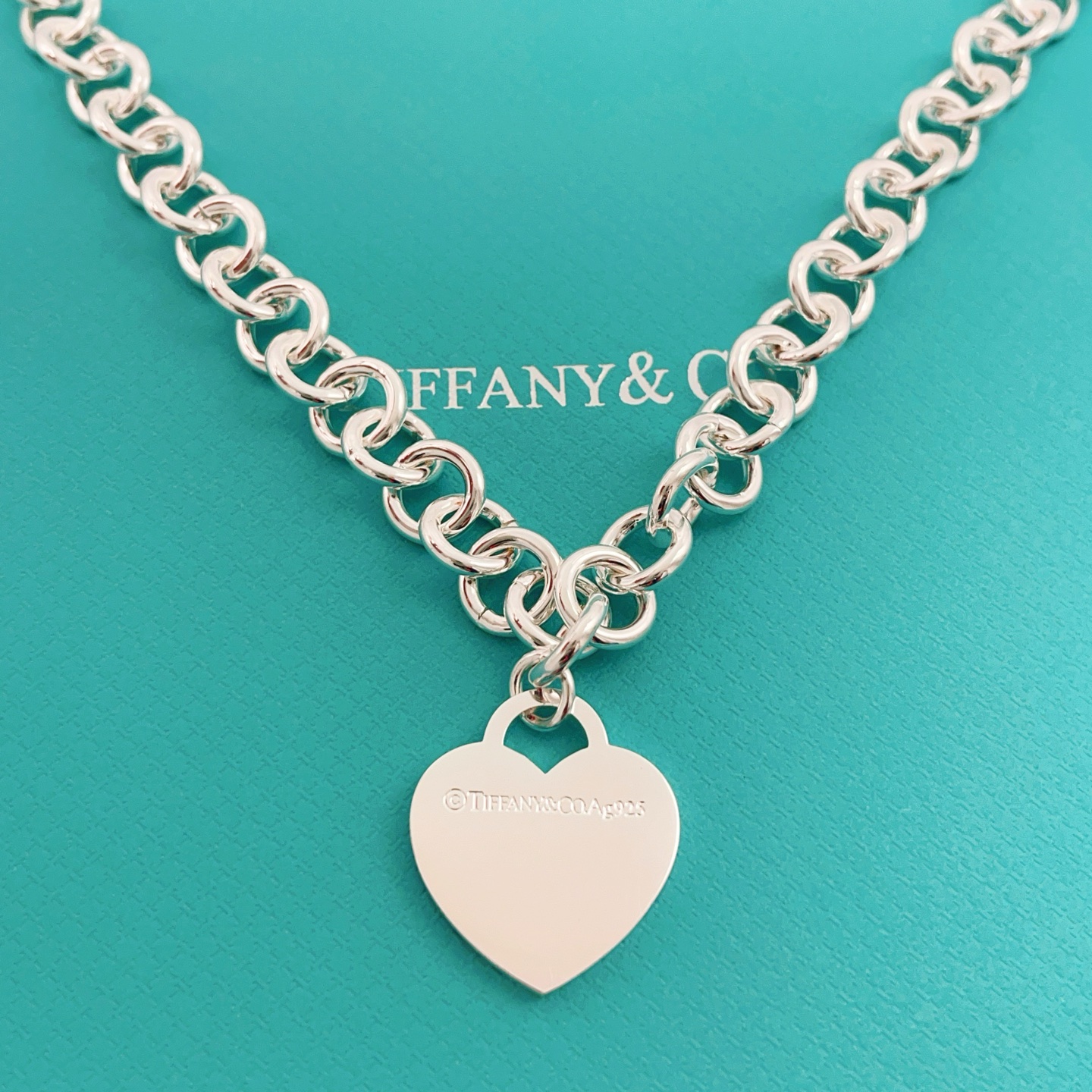 【Tiffany*帝芙尼最新款🆕🆕银色光面爱心项链】一致官网黄铜材质，非常的上镜‼️设计很特别值得入手。