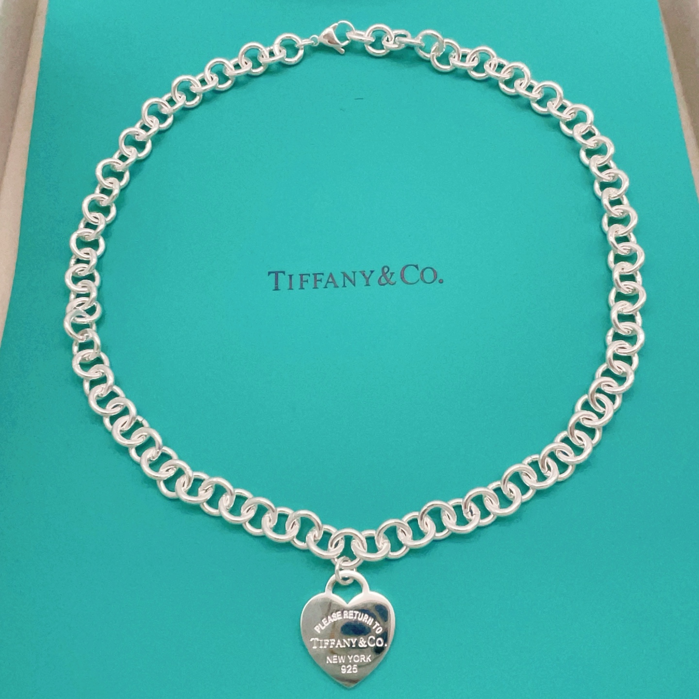 【Tiffany*帝芙尼最新款🆕🆕银色光面爱心项链】一致官网黄铜材质，非常的上镜‼️设计很特别值得入手。