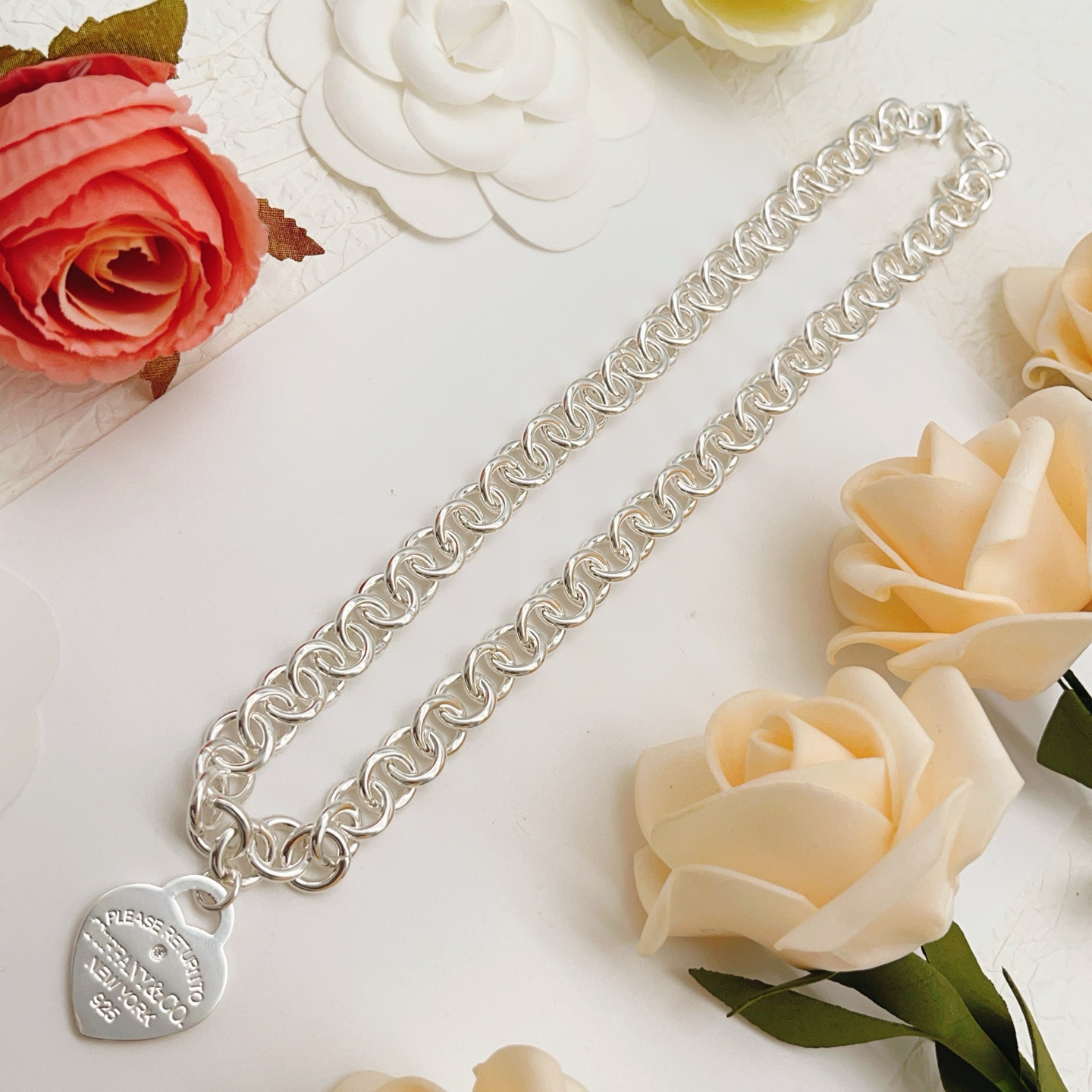 【Tiffany*帝芙尼最新款🆕🆕银色光面单钻爱心项链】一致官网黄铜材质，非常的上镜‼️设计很特别值得入