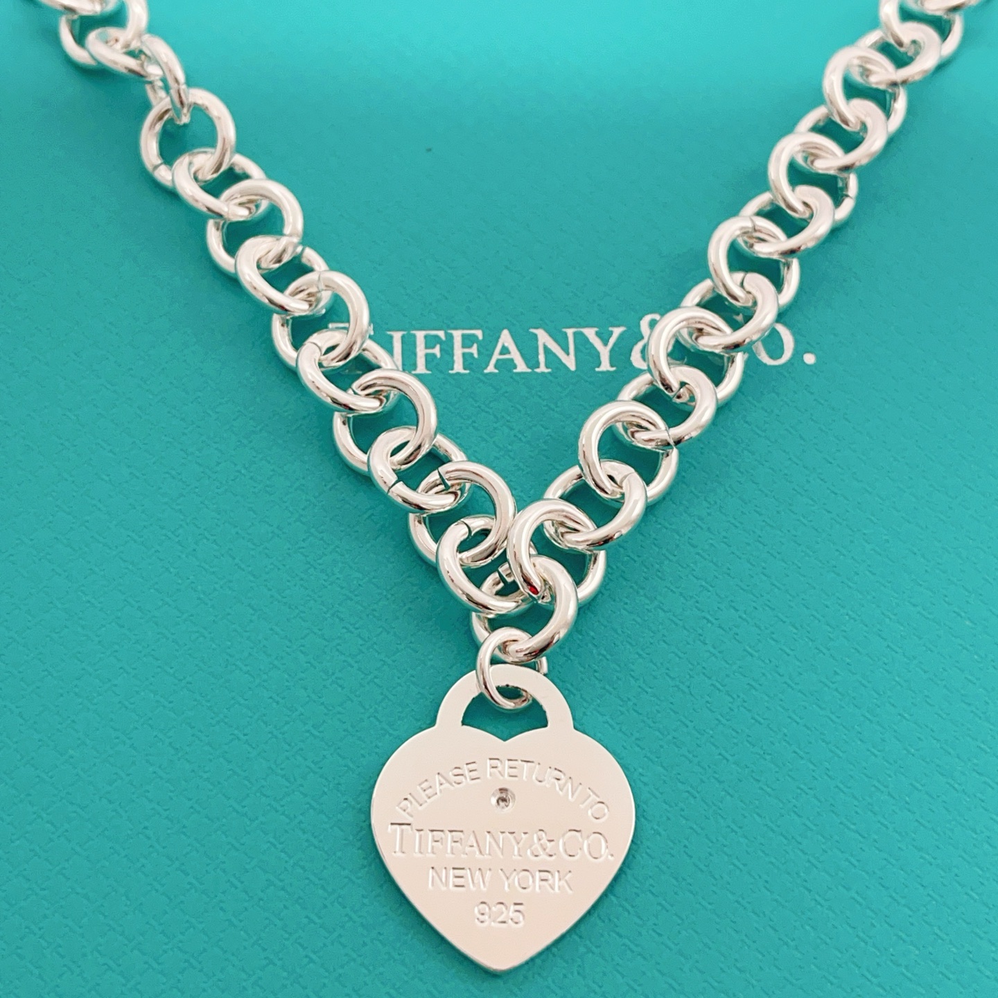 【Tiffany*帝芙尼最新款🆕🆕银色光面单钻爱心项链】一致官网黄铜材质，非常的上镜‼️设计很特别值得入