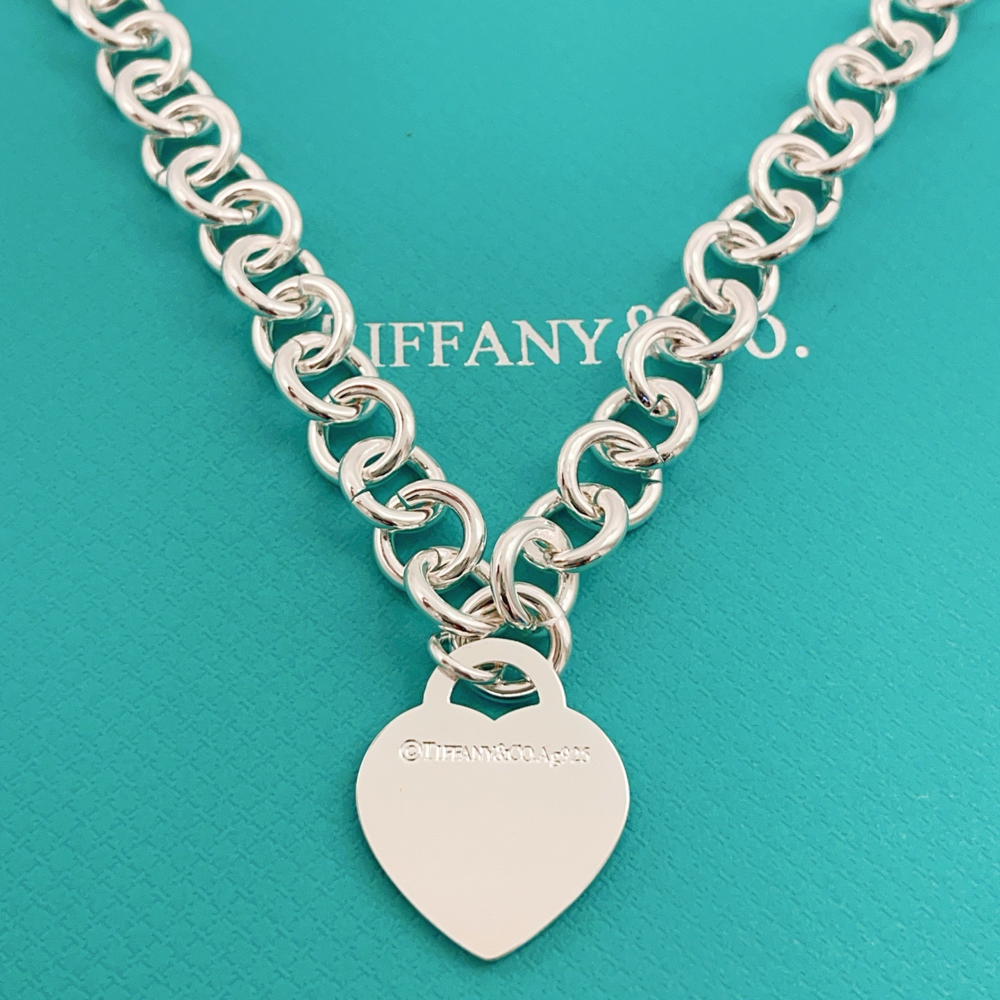 【Tiffany*帝芙尼最新款🆕🆕银色光面单钻爱心项链】一致官网黄铜材质，非常的上镜‼️设计很特别值得入