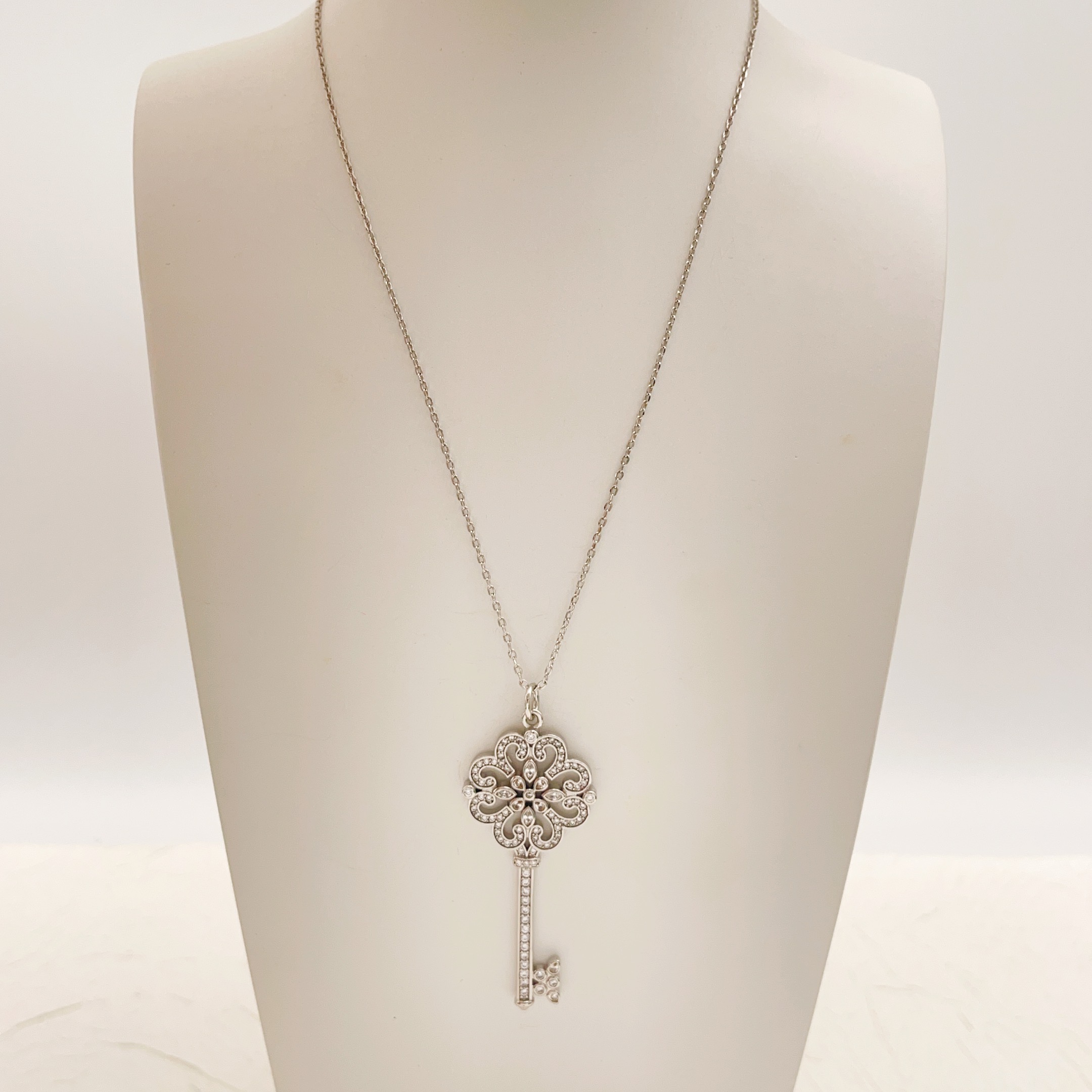 【Tiffany*帝芙尼最新款🆕🆕银色满钻锁匙项链】一致官网黄铜材质，非常的上镜‼️设计很特别值得入手。