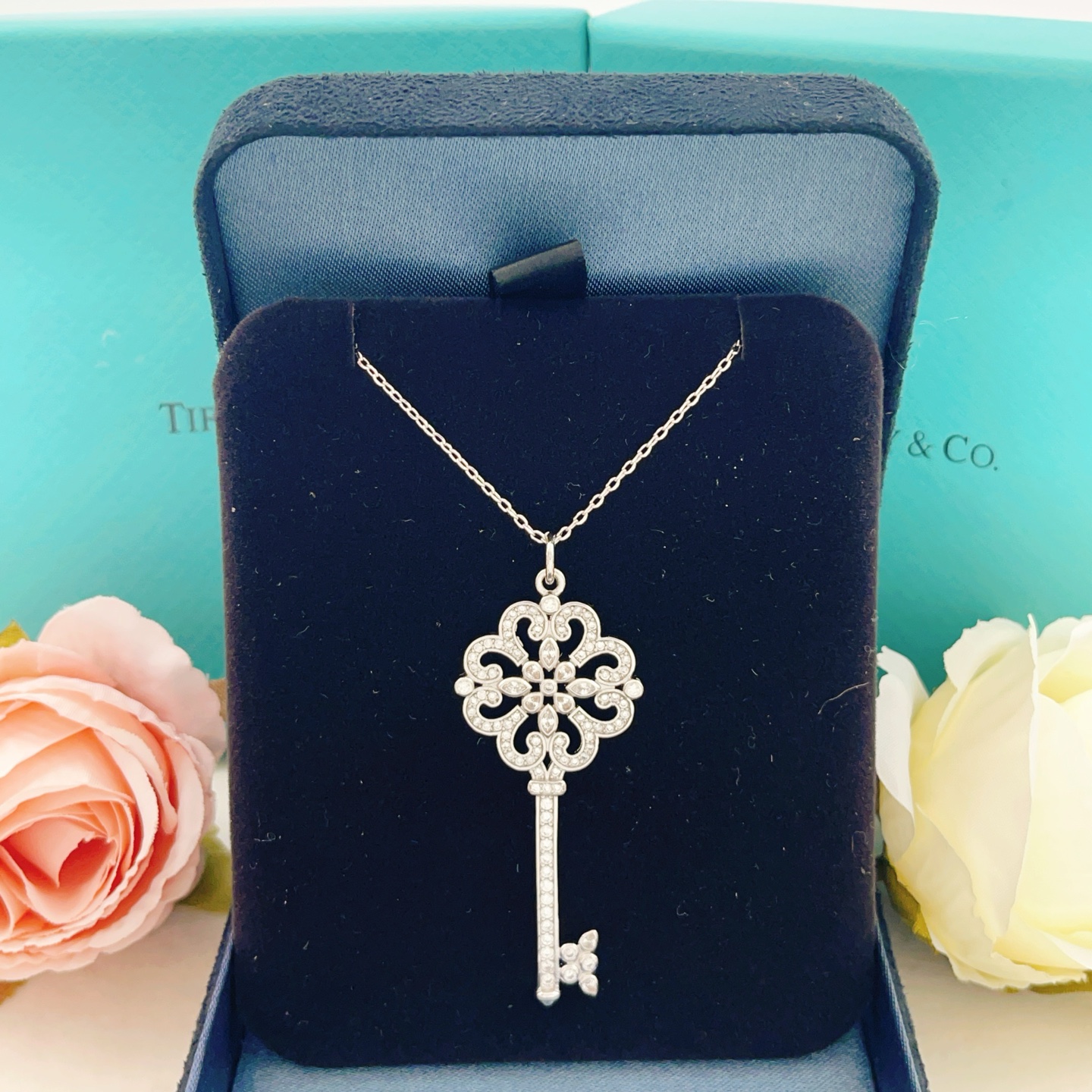 【Tiffany*帝芙尼最新款🆕🆕银色满钻锁匙项链】一致官网黄铜材质，非常的上镜‼️设计很特别值得入手。