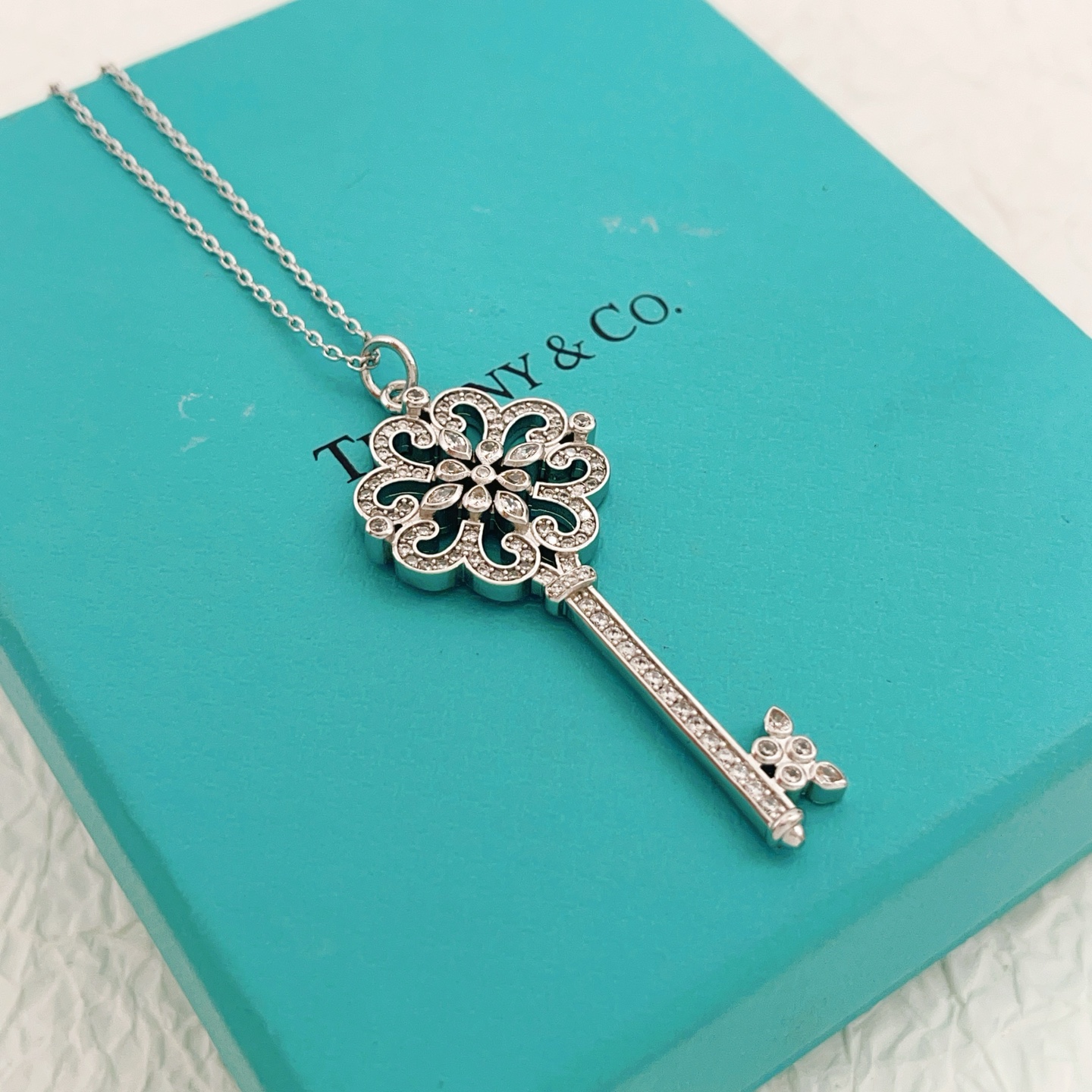 【Tiffany*帝芙尼最新款🆕🆕银色满钻锁匙项链】一致官网黄铜材质，非常的上镜‼️设计很特别值得入手。
