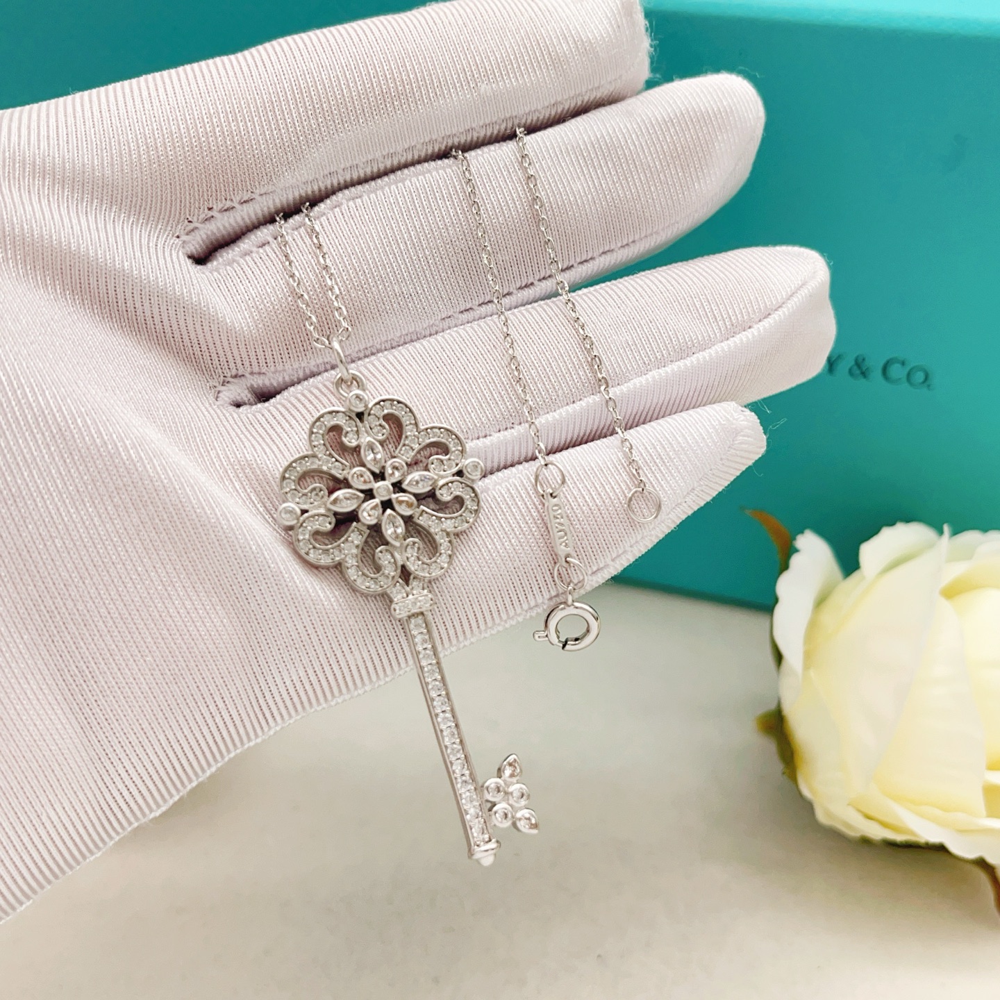 【Tiffany*帝芙尼最新款🆕🆕银色满钻锁匙项链】一致官网黄铜材质，非常的上镜‼️设计很特别值得入手。