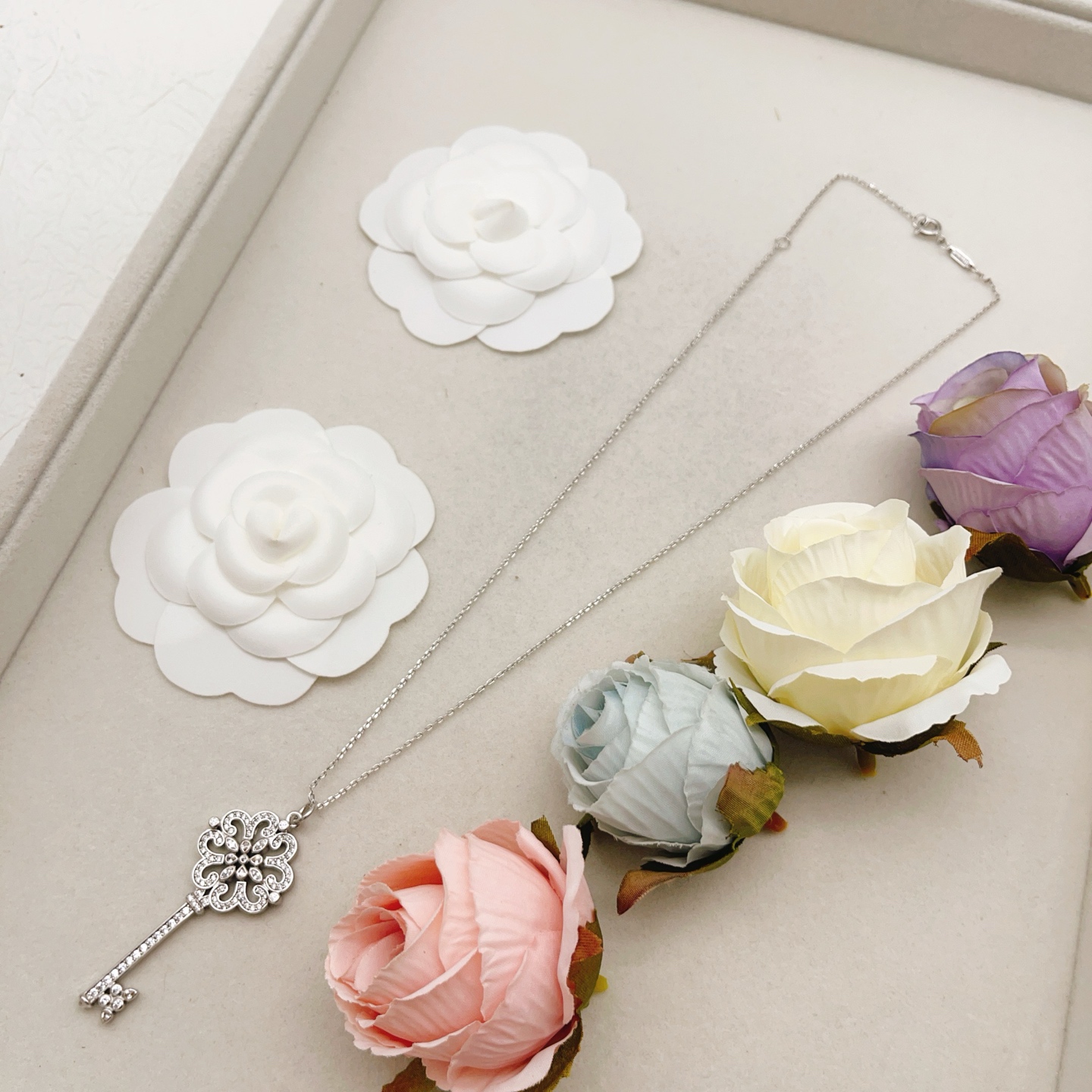 【Tiffany*帝芙尼最新款🆕🆕银色满钻锁匙项链】一致官网黄铜材质，非常的上镜‼️设计很特别值得入手。