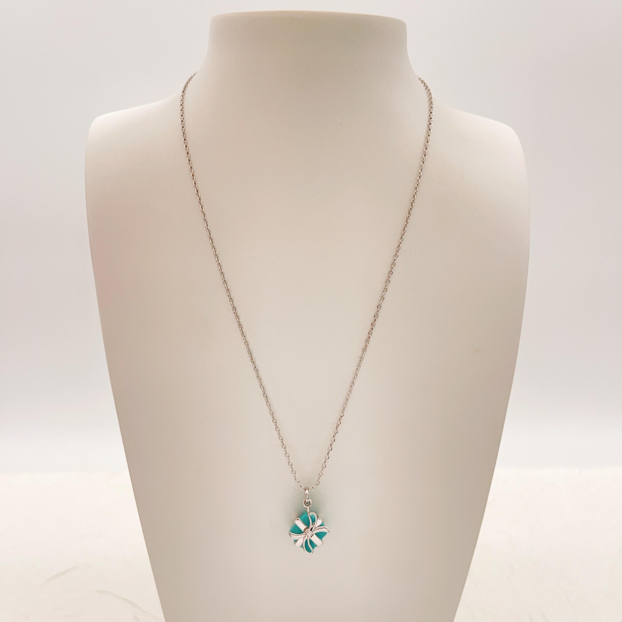 【Tiffany*帝芙尼最新款🆕🆕银色蝴蝶结蓝色香水瓶项链】一致官网黄铜材质，非常的上镜‼️设计很特别值