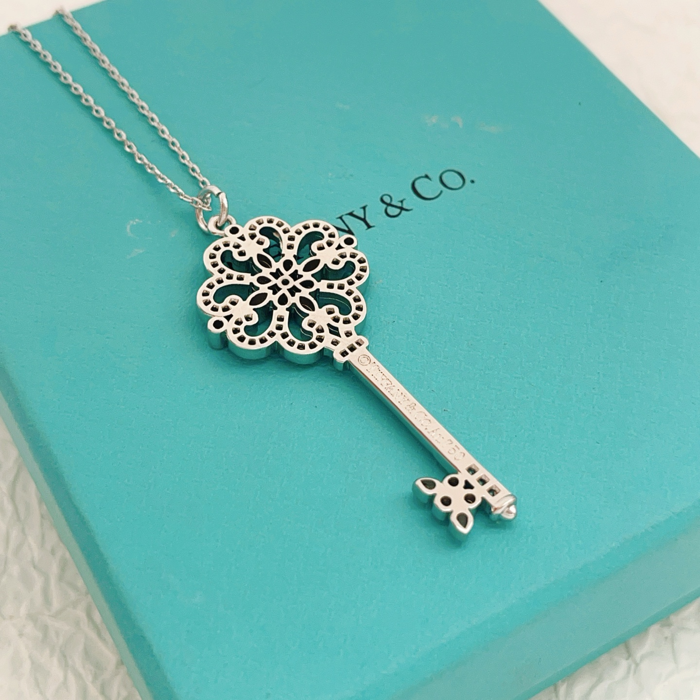 【Tiffany*帝芙尼最新款🆕🆕银色满钻锁匙项链】一致官网黄铜材质，非常的上镜‼️设计很特别值得入手。