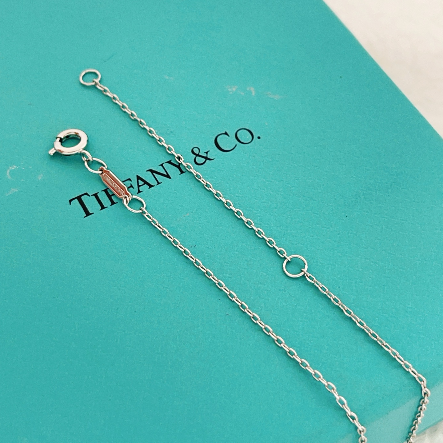 【Tiffany*帝芙尼最新款🆕🆕银色满钻锁匙项链】一致官网黄铜材质，非常的上镜‼️设计很特别值得入手。