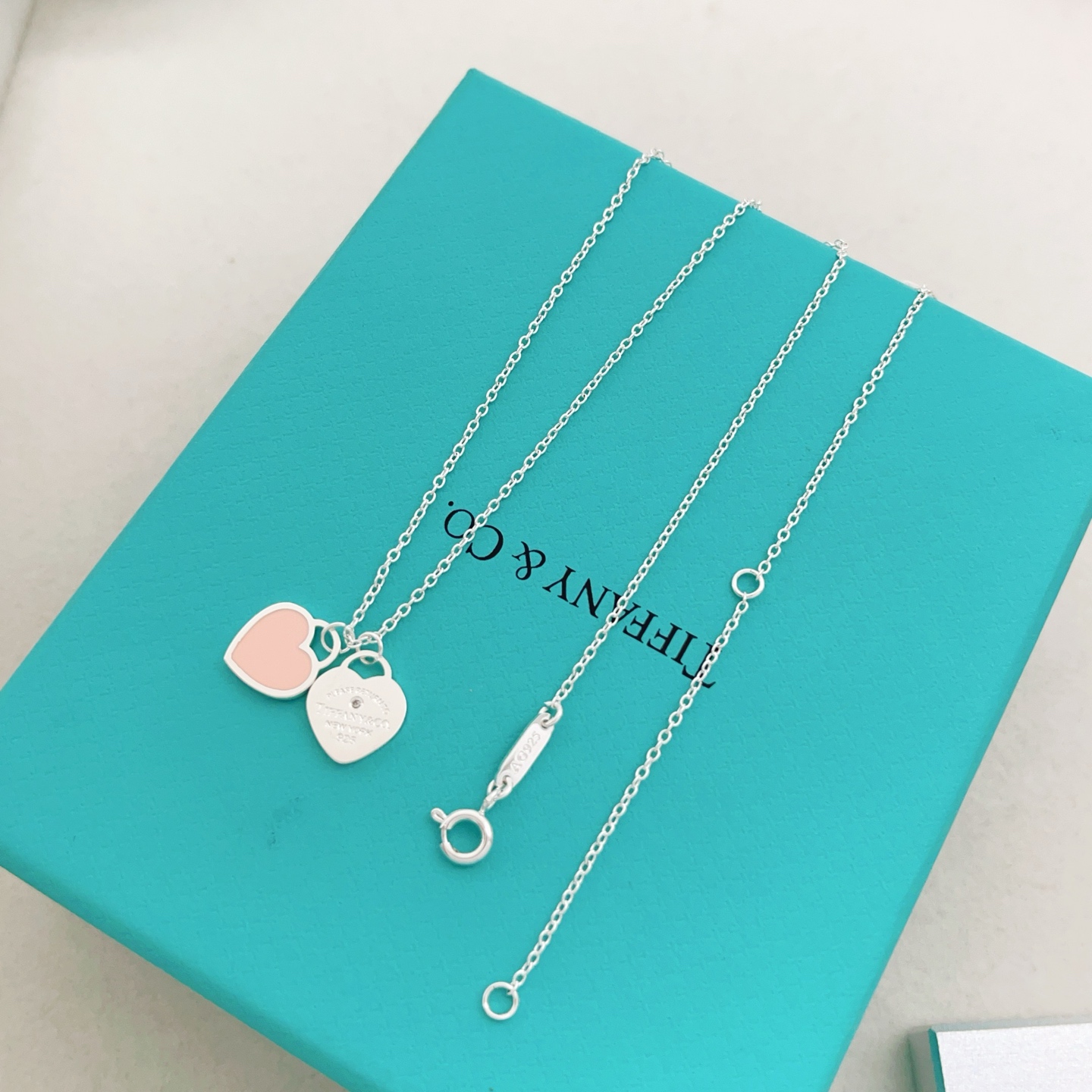【Tiffany*帝芙尼最新款🆕🆕银色单钻粉色双爱心项链】一致官网黄铜材质，非常的上镜‼️设计很特别值得