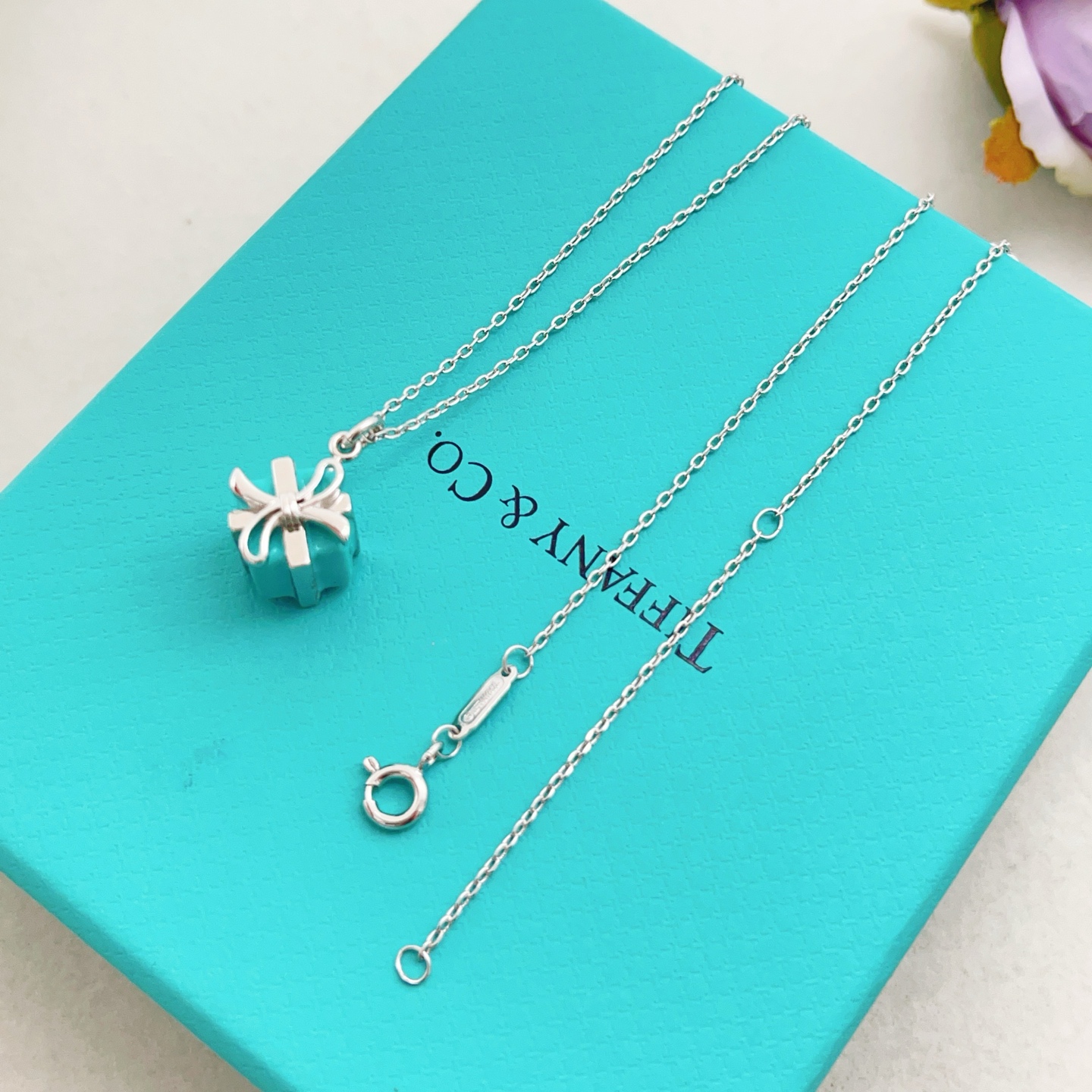 【Tiffany*帝芙尼最新款🆕🆕银色蝴蝶结蓝色香水瓶项链】一致官网黄铜材质，非常的上镜‼️设计很特别值