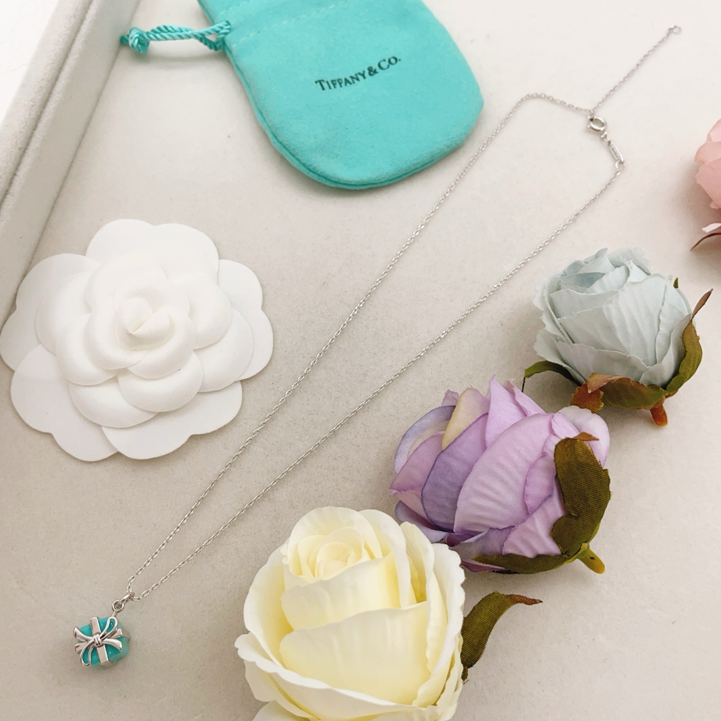 【Tiffany*帝芙尼最新款🆕🆕银色蝴蝶结蓝色香水瓶项链】一致官网黄铜材质，非常的上镜‼️设计很特别值