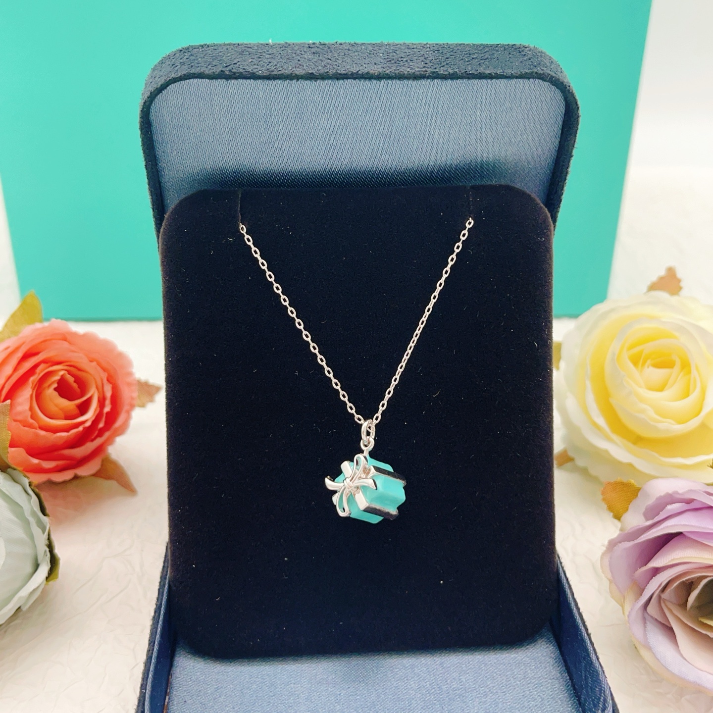 【Tiffany*帝芙尼最新款🆕🆕银色蝴蝶结蓝色香水瓶项链】一致官网黄铜材质，非常的上镜‼️设计很特别值