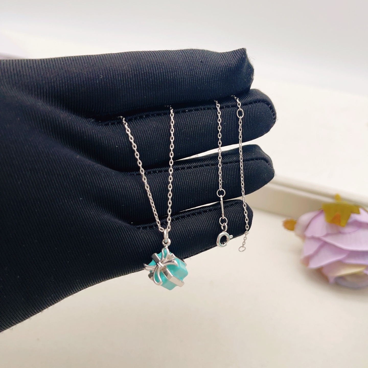 【Tiffany*帝芙尼最新款🆕🆕银色蝴蝶结蓝色香水瓶项链】一致官网黄铜材质，非常的上镜‼️设计很特别值
