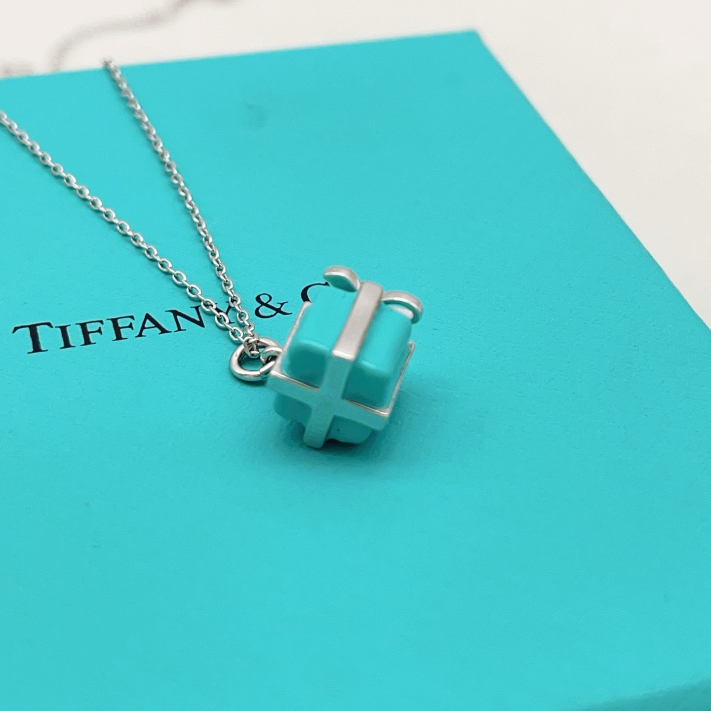 【Tiffany*帝芙尼最新款🆕🆕银色蝴蝶结蓝色香水瓶项链】一致官网黄铜材质，非常的上镜‼️设计很特别值