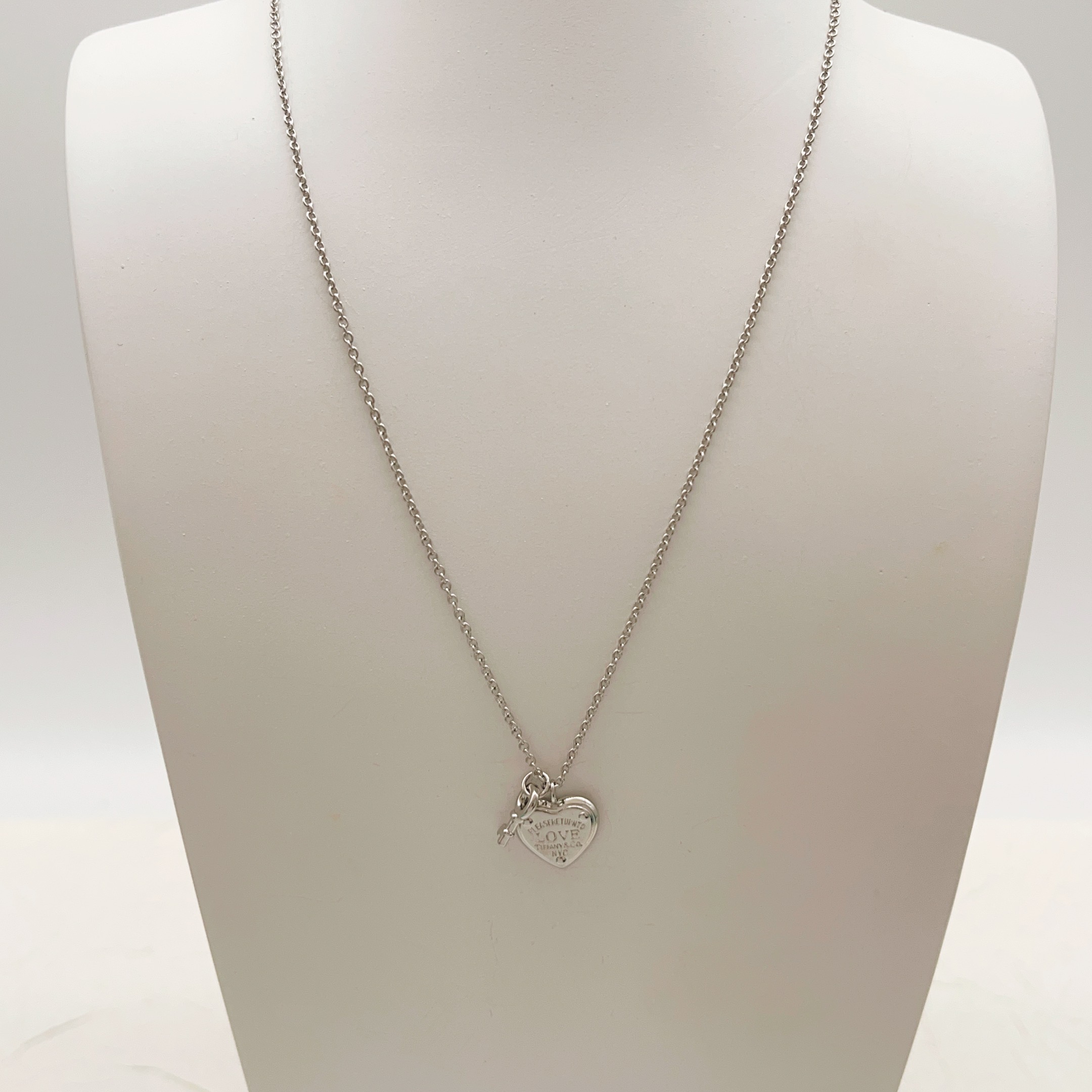 【Tiffany*帝芙尼最新款🆕🆕银色锁匙爱心项链】一致官网黄铜材质，非常的上镜‼️设计很特别值得入手。