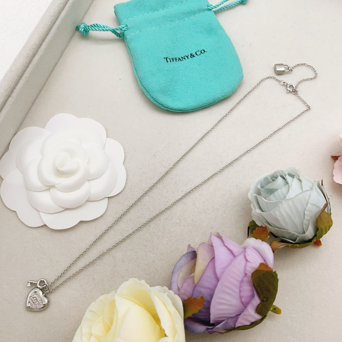 【Tiffany*帝芙尼最新款🆕🆕银色锁匙爱心项链】一致官网黄铜材质，非常的上镜‼️设计很特别值得入手。