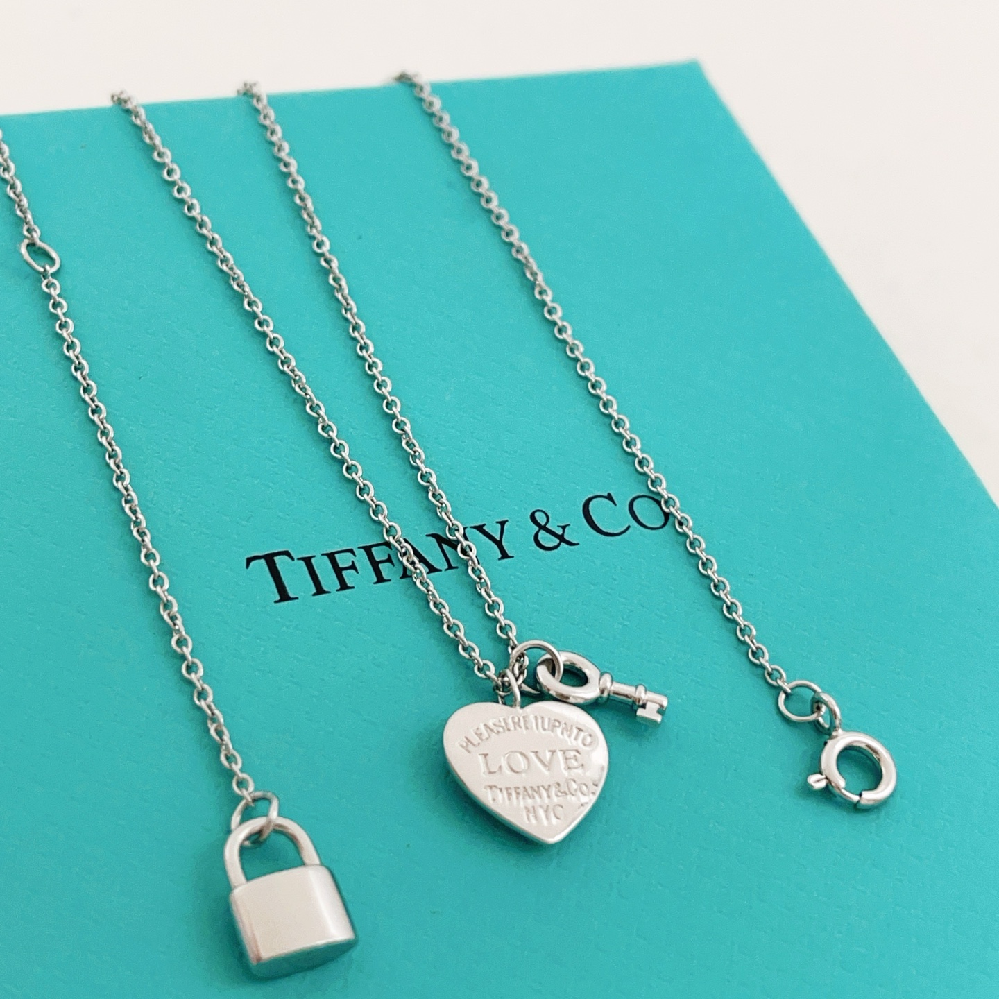 【Tiffany*帝芙尼最新款🆕🆕银色锁匙爱心项链】一致官网黄铜材质，非常的上镜‼️设计很特别值得入手。