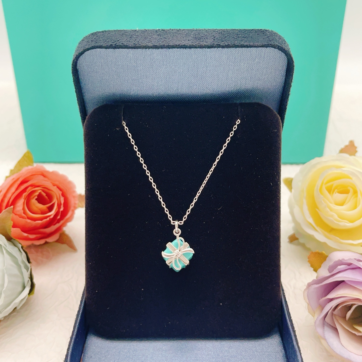 【Tiffany*帝芙尼最新款🆕🆕银色蝴蝶结蓝色香水瓶项链】一致官网黄铜材质，非常的上镜‼️设计很特别值