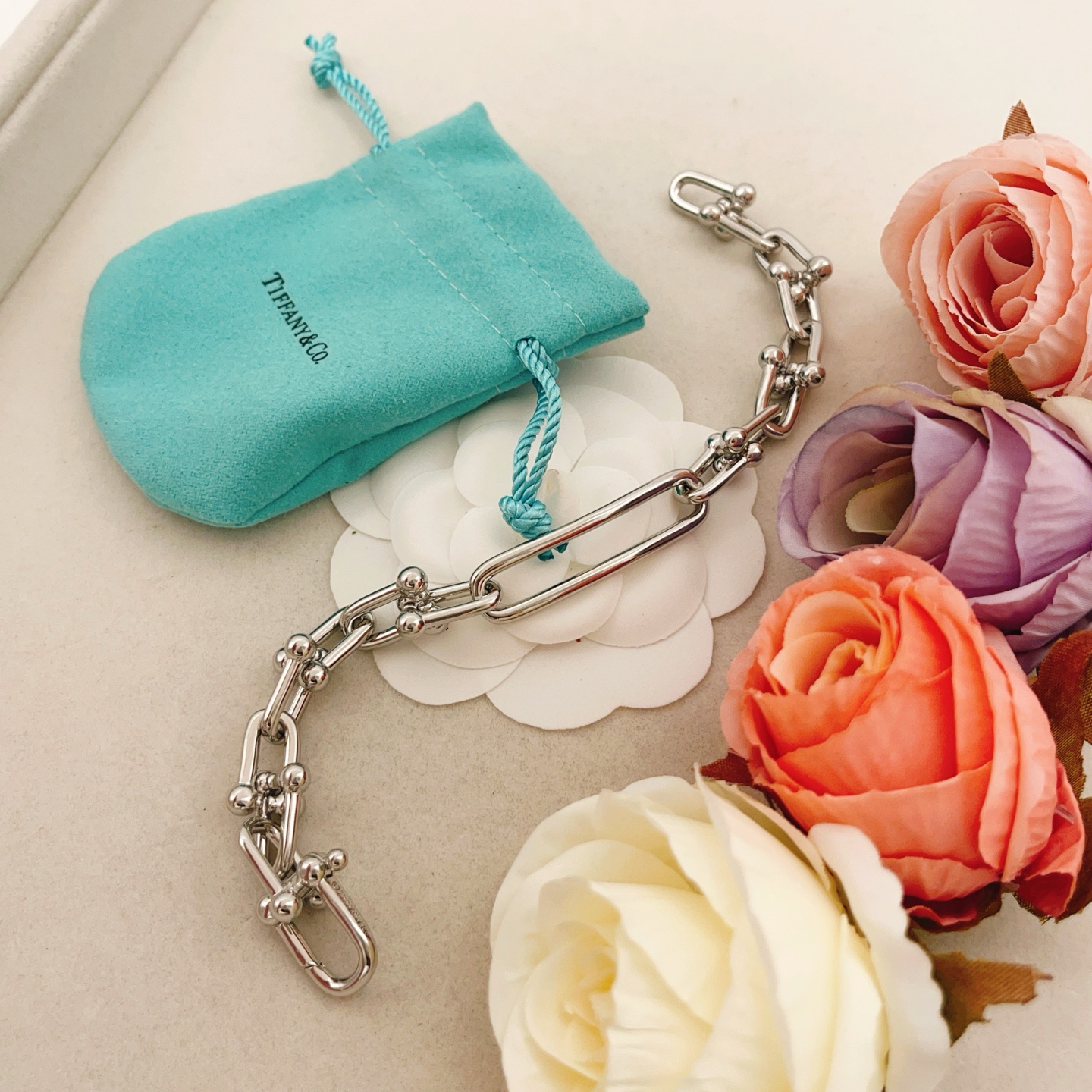 【Tiffany*帝芙尼最新款🆕🆕 银色U型马蹄扣手链】一致官网黄铜材质，非常的上镜‼️设计很特别值得入