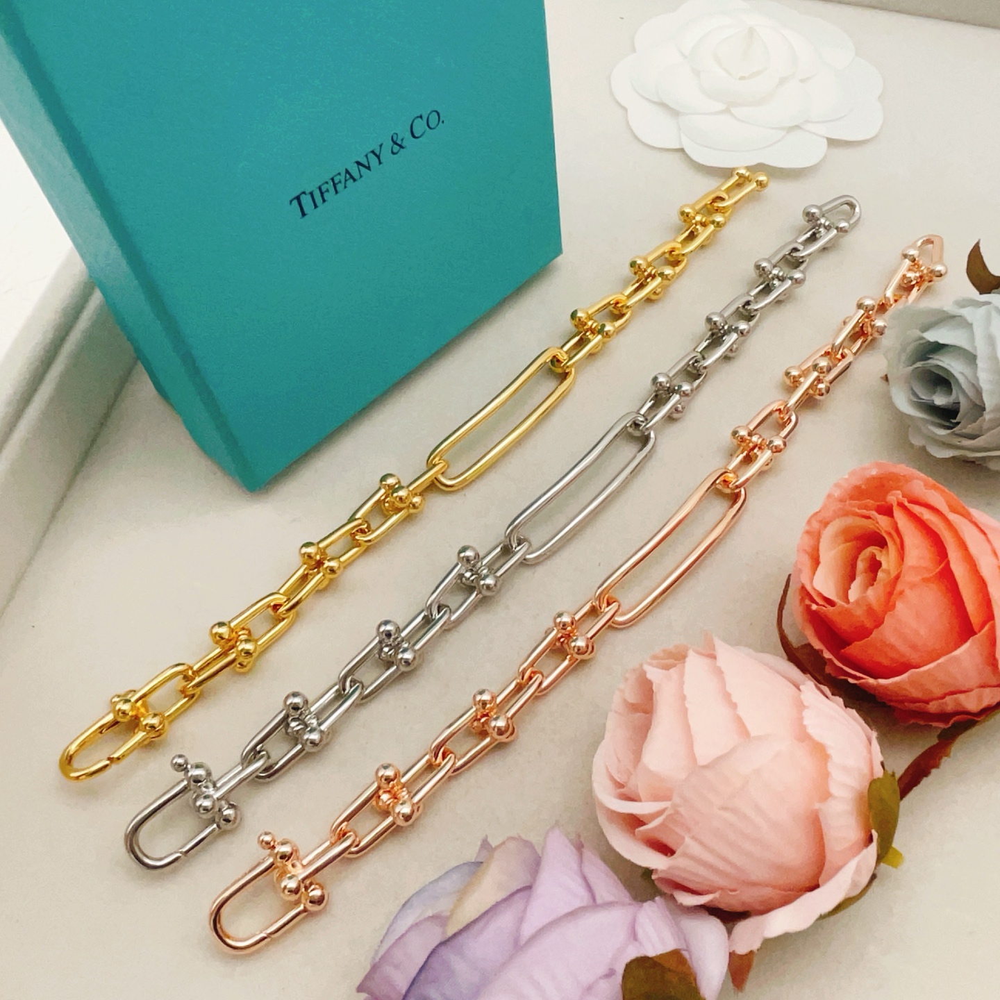 【Tiffany*帝芙尼最新款🆕🆕玫瑰金光面马蹄扣手链】一致官网黄铜材质，非常的上镜‼️设计很特别值得入