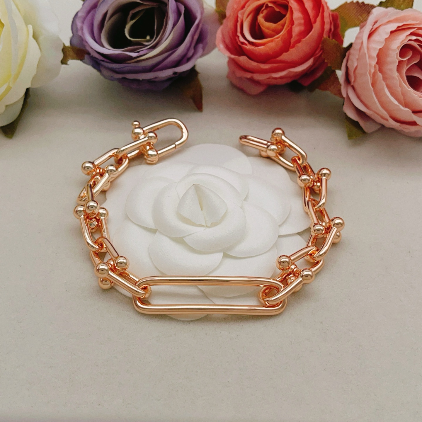 【Tiffany*帝芙尼最新款🆕🆕玫瑰金光面马蹄扣手链】一致官网黄铜材质，非常的上镜‼️设计很特别值得入