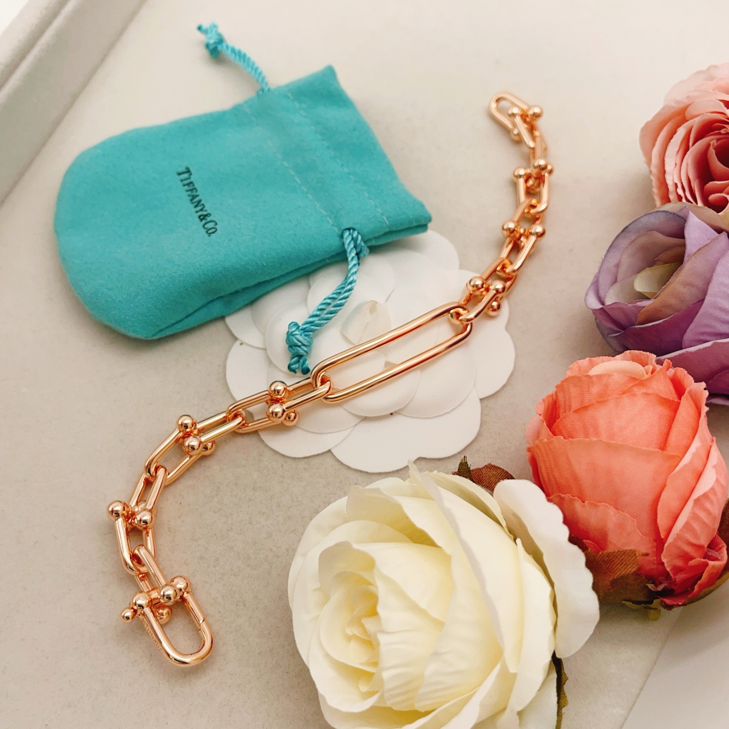 【Tiffany*帝芙尼最新款🆕🆕玫瑰金光面马蹄扣手链】一致官网黄铜材质，非常的上镜‼️设计很特别值得入