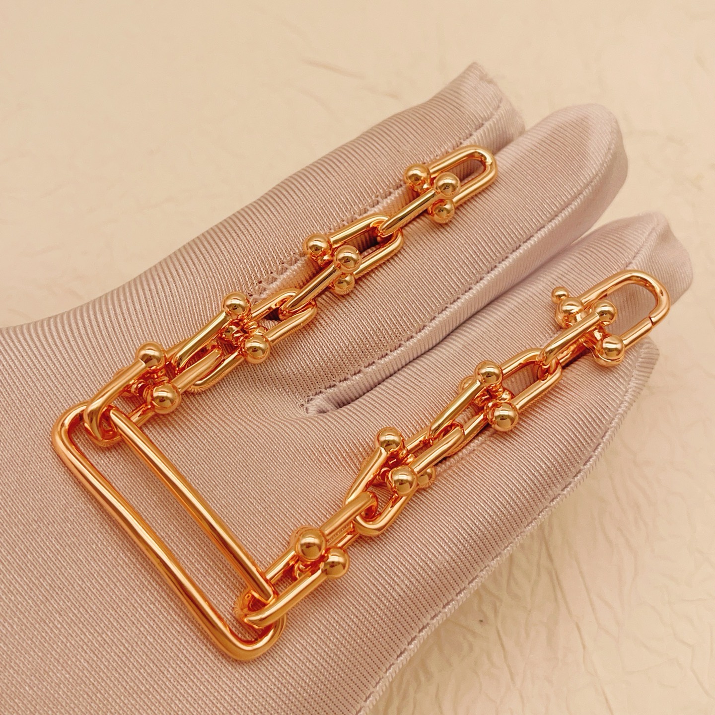 【Tiffany*帝芙尼最新款🆕🆕玫瑰金光面马蹄扣手链】一致官网黄铜材质，非常的上镜‼️设计很特别值得入