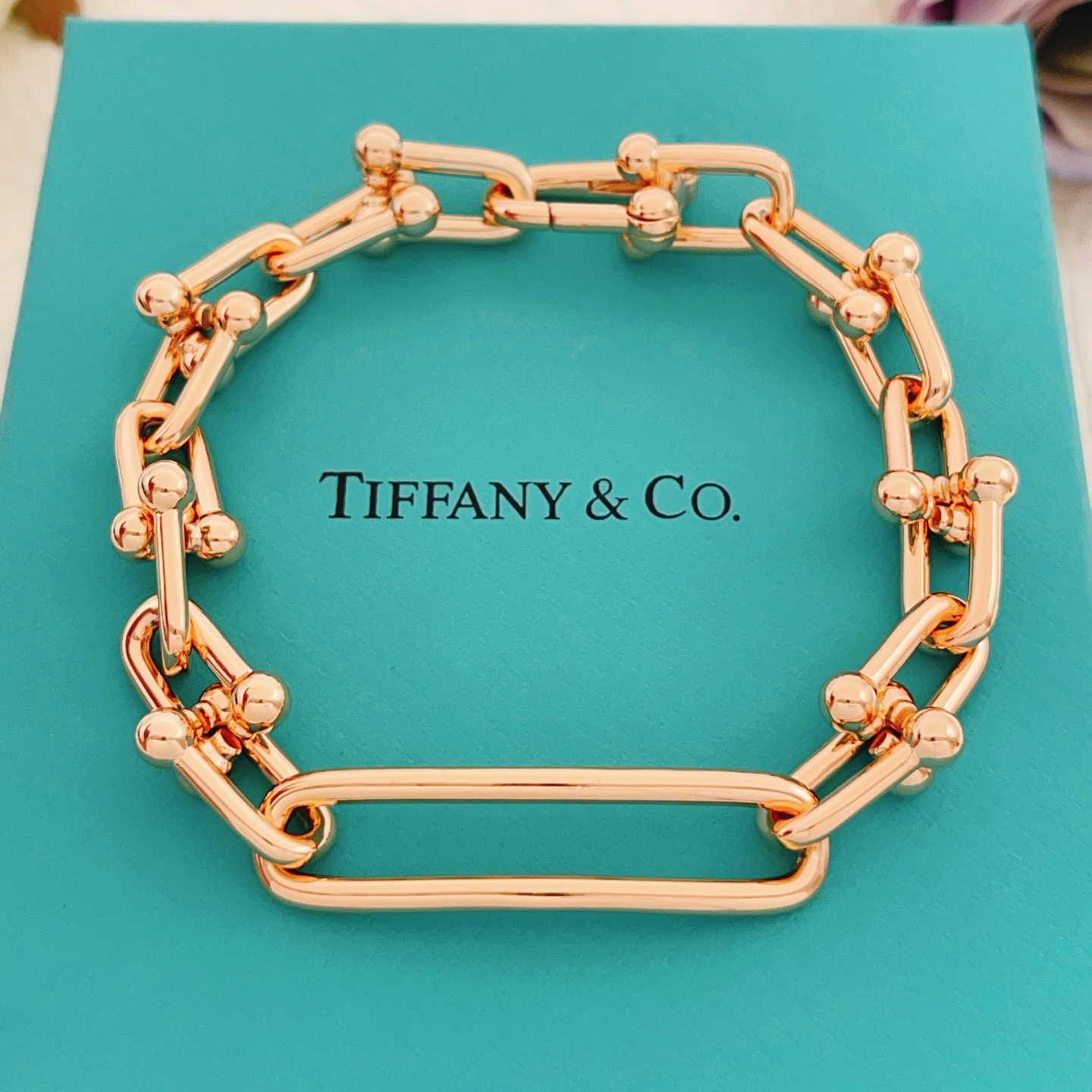【Tiffany*帝芙尼最新款🆕🆕玫瑰金光面马蹄扣手链】一致官网黄铜材质，非常的上镜‼️设计很特别值得入