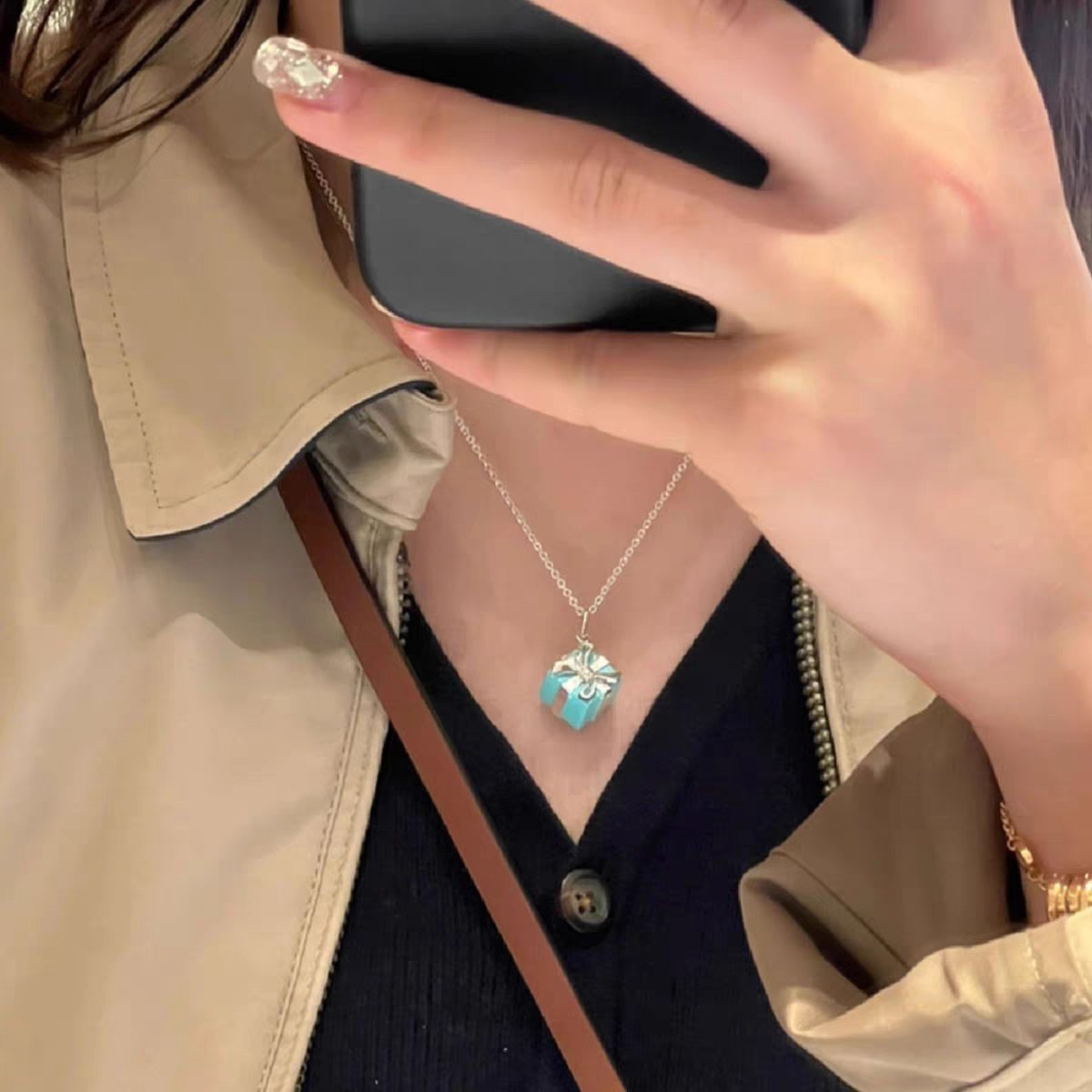 【Tiffany*帝芙尼最新款🆕🆕银色蝴蝶结蓝色香水瓶项链】一致官网黄铜材质，非常的上镜‼️设计很特别值