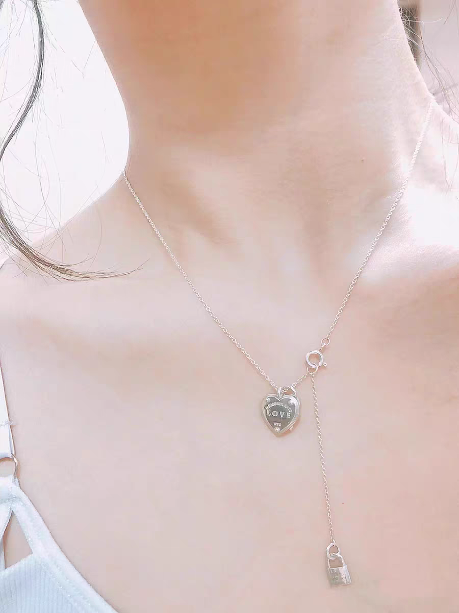 【Tiffany*帝芙尼最新款🆕🆕银色锁匙爱心项链】一致官网黄铜材质，非常的上镜‼️设计很特别值得入手。