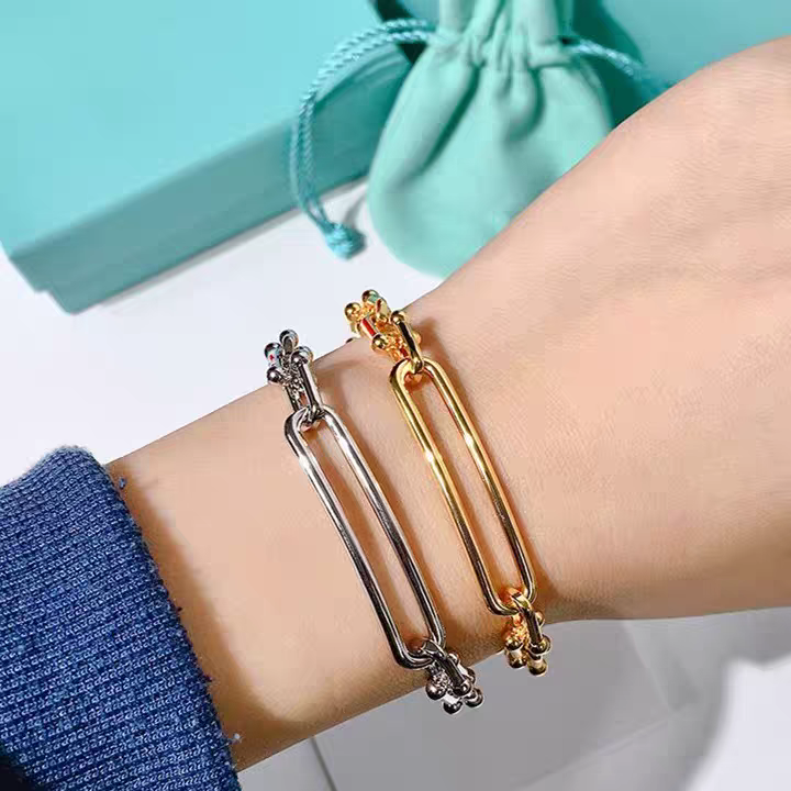 【Tiffany*帝芙尼最新款🆕🆕玫瑰金光面马蹄扣手链】一致官网黄铜材质，非常的上镜‼️设计很特别值得入