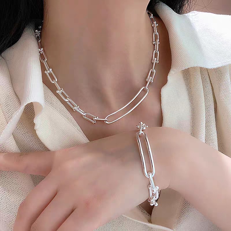 【Tiffany*帝芙尼最新款🆕🆕 银色U型马蹄扣手链】一致官网黄铜材质，非常的上镜‼️设计很特别值得入