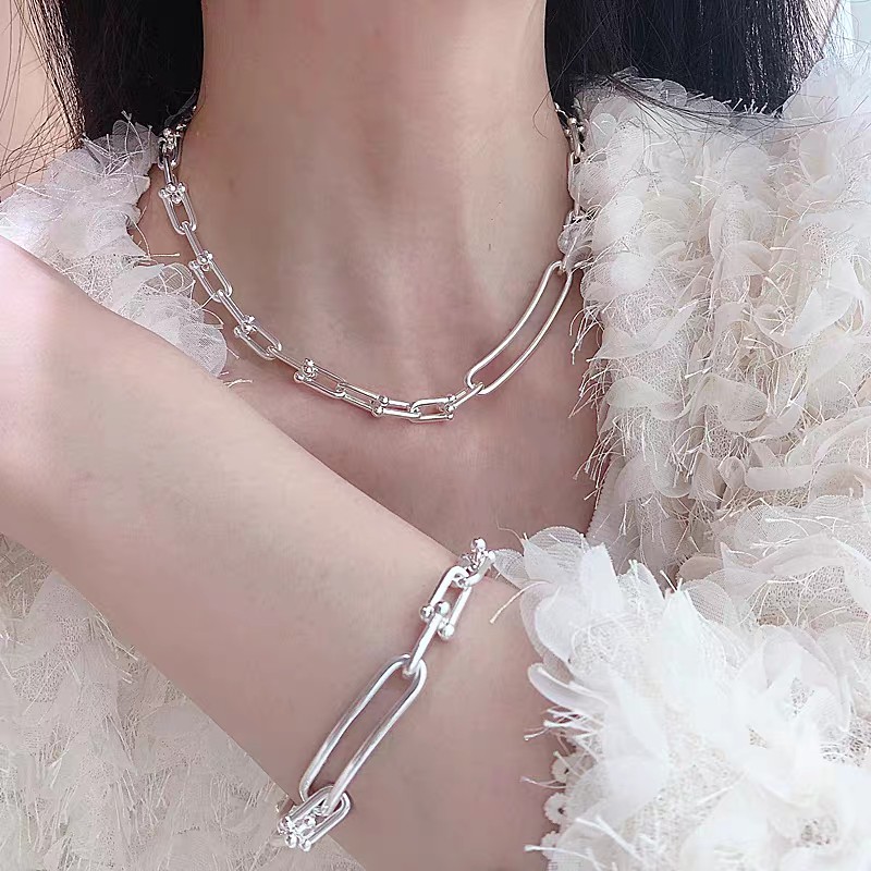 【Tiffany*帝芙尼最新款🆕🆕 银色U型马蹄扣手链】一致官网黄铜材质，非常的上镜‼️设计很特别值得入