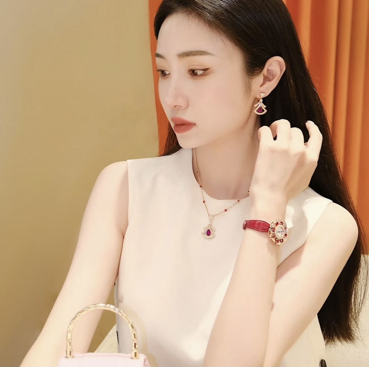 【BVLGARI宝格丽最新款🆕🆕玫瑰金镶钻红宝石扇子耳钉】一致官网黄铜材质，非常的上镜‼️设计很特别值得