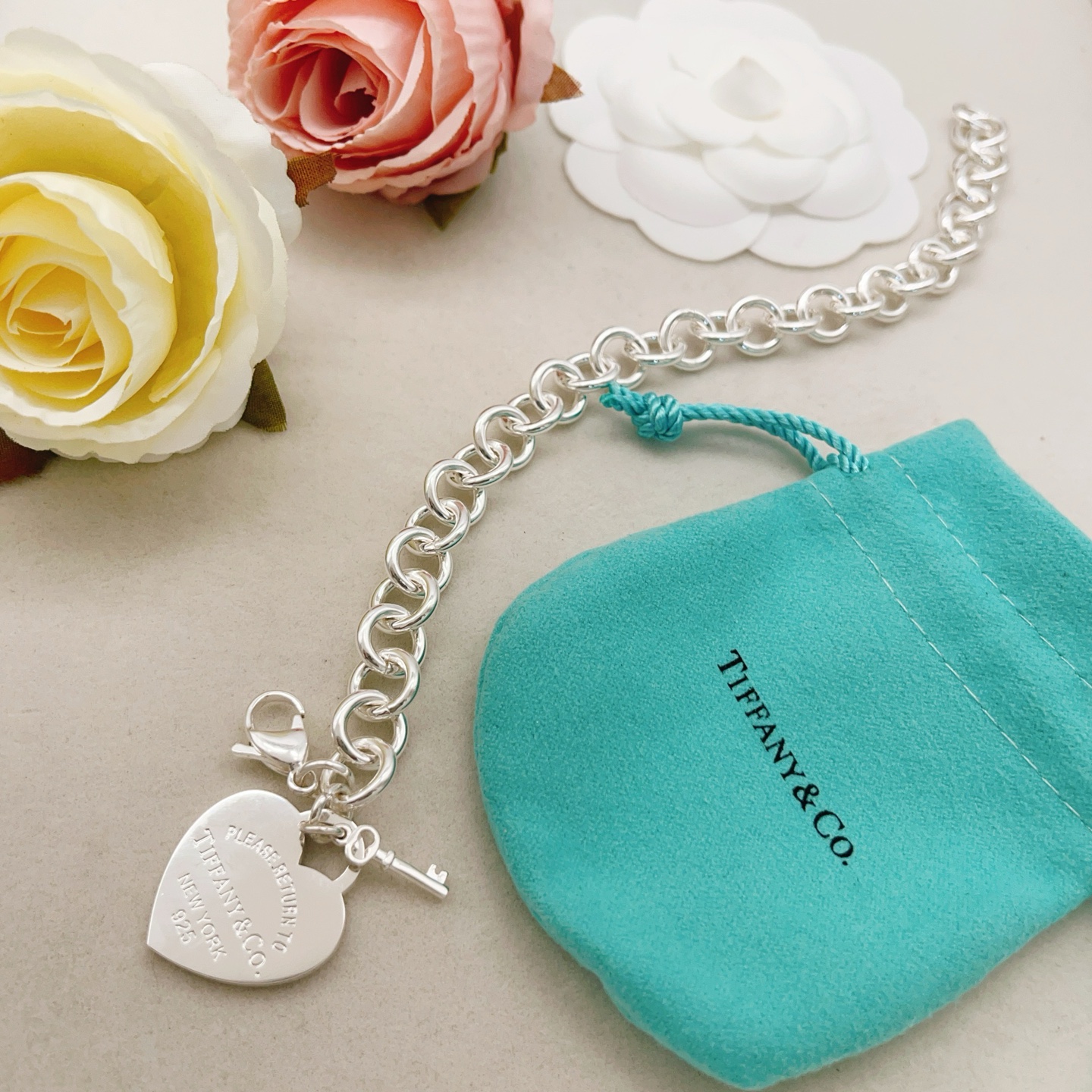 【Tiffany*帝芙尼最新款🆕🆕银色光面锁匙爱心手链】一致官网黄铜材质，非常的上镜‼️设计很特别值得入