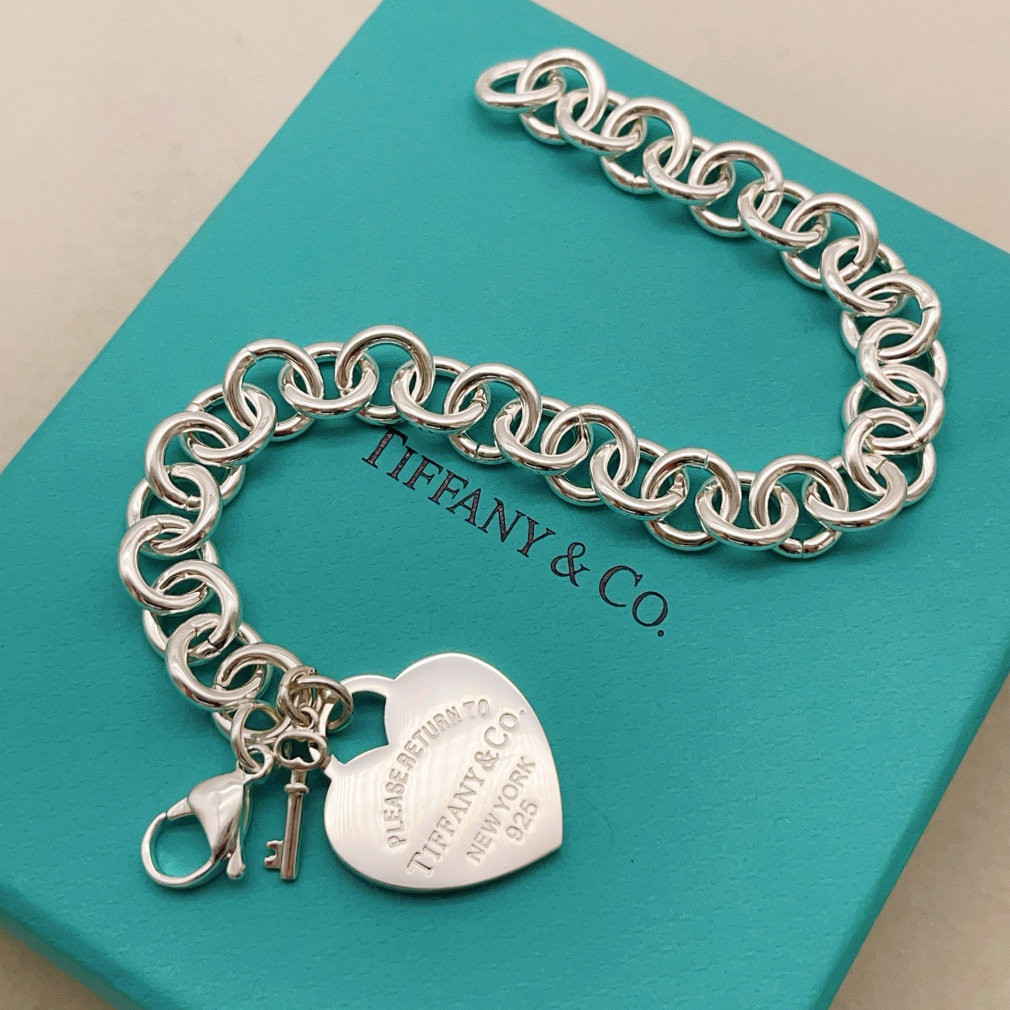【Tiffany*帝芙尼最新款🆕🆕银色光面锁匙爱心手链】一致官网黄铜材质，非常的上镜‼️设计很特别值得入