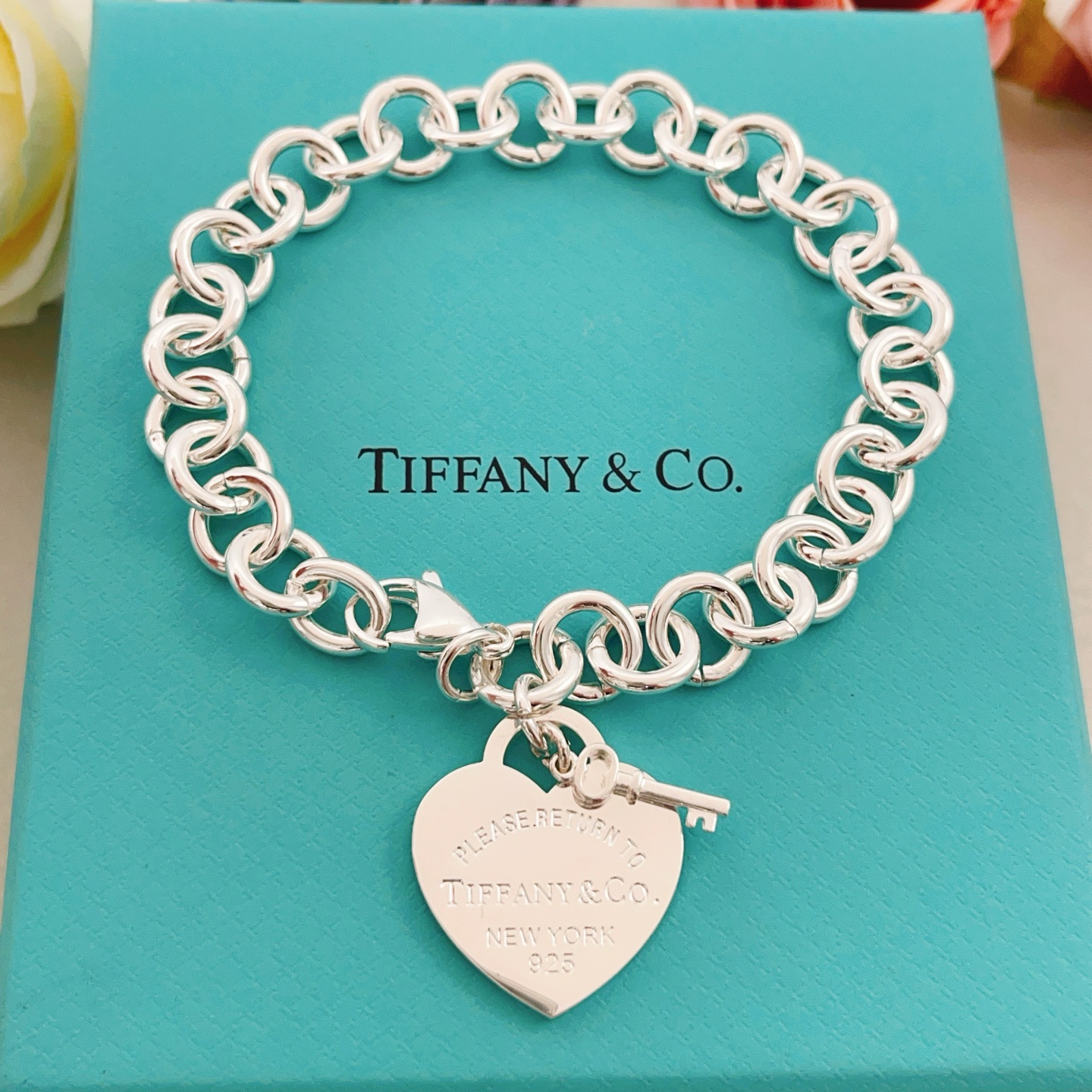 【Tiffany*帝芙尼最新款🆕🆕银色光面锁匙爱心手链】一致官网黄铜材质，非常的上镜‼️设计很特别值得入